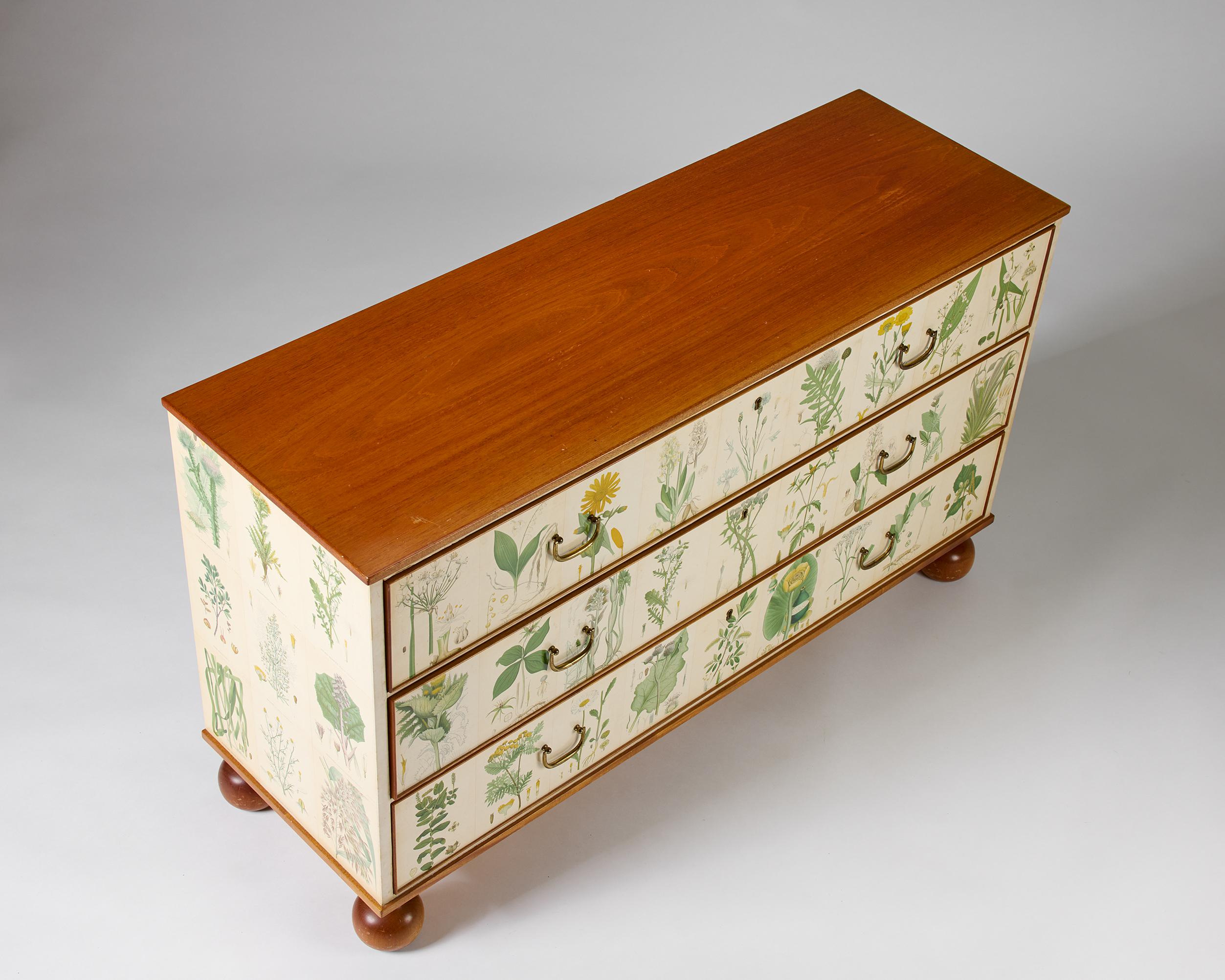 Mahogany Chest of drawers 'Flora' model 1050 designed by Josef Frank for Svenskt Tenn For Sale