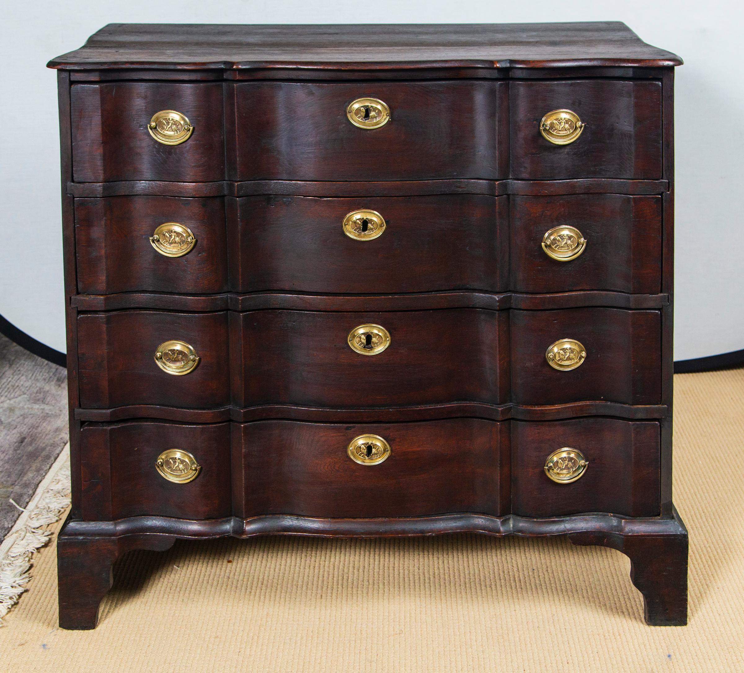 Chest of Drawers In Excellent Condition For Sale In Stamford, CT