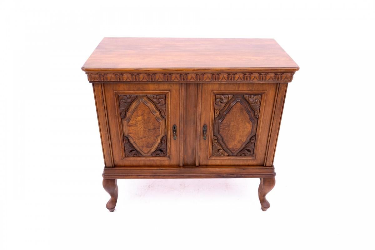 Chest of drawers from around 1900, Northern Europe.

The furniture is in very good condition, after professional renovation.

Wood: oak

Dimensions: height 93 cm / width 101 cm / depth 51 cm
