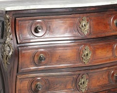 Commode datant du règne du roi Jean V, de style José, en bois noble, XVIIIe siècle.