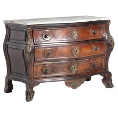 Commode datant du règne du roi Jean V, de style José, en bois noble, XVIIIe siècle.