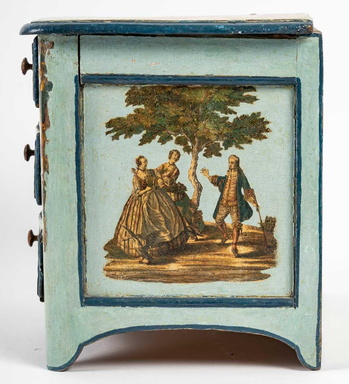 Chest of drawers from the end of the 18th century.
Beautiful chest of drawers in light blue with gallant scenes, 3 drawers, late 18th century.
Measures: H: 23 cm, W: 30 cm, D: 20cm
ref 3247.