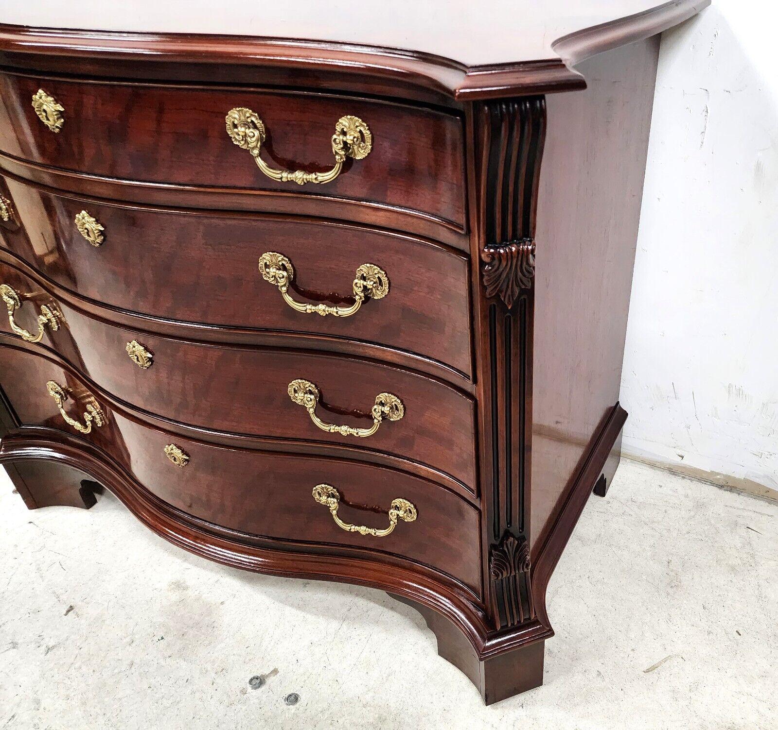 Chest of Drawers Georgian Mahogany Serpentine by Henredon In Good Condition In Lake Worth, FL