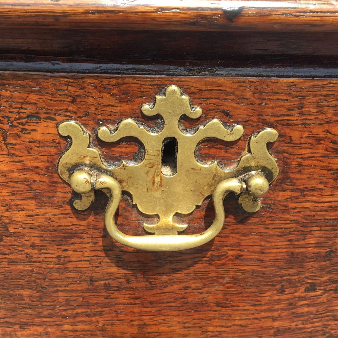 Attractive oak chest of drawers standing on Georgian bracket feet. English, circa 1790.

This delightful chest has 5 smoothly running drawers with original brass handles and escutcheons, two
of which are ancient replacements. There are some old