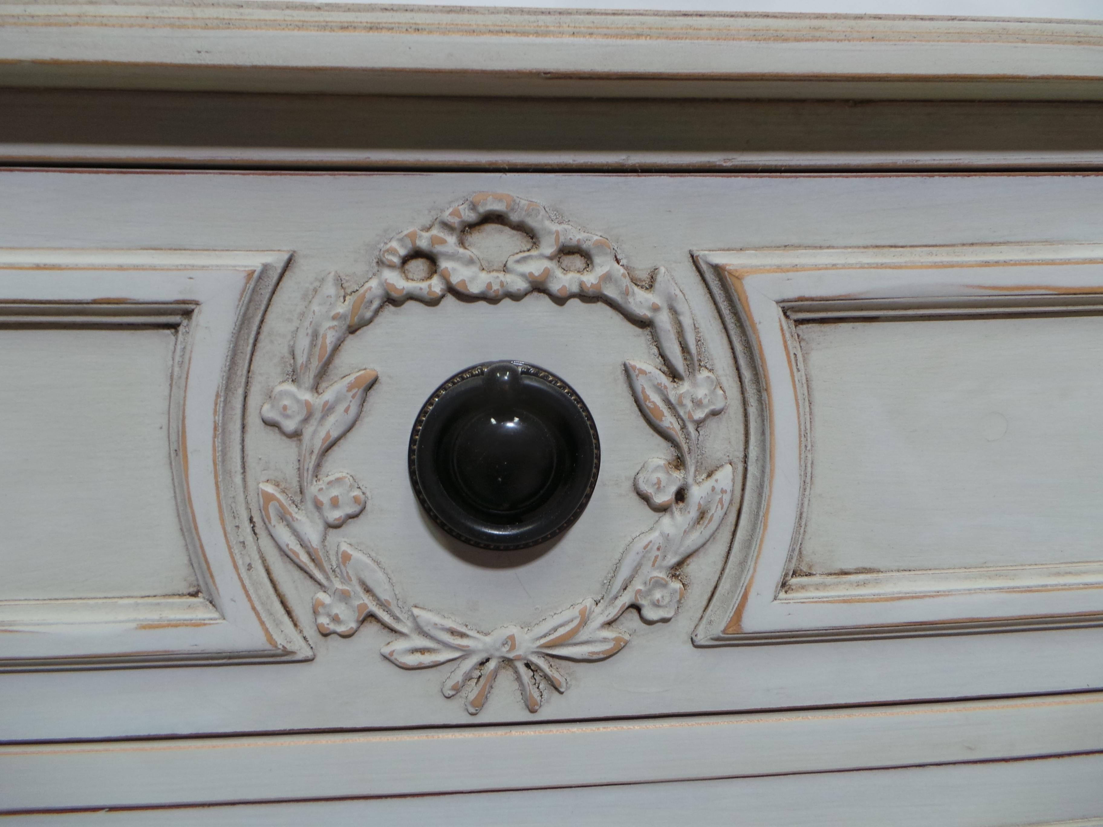 Si tratta di una cassettiera a 5 cassetti in stile gustaviano, unica nel suo genere. È stata restaurata e ridipinta con la vernice al latte 