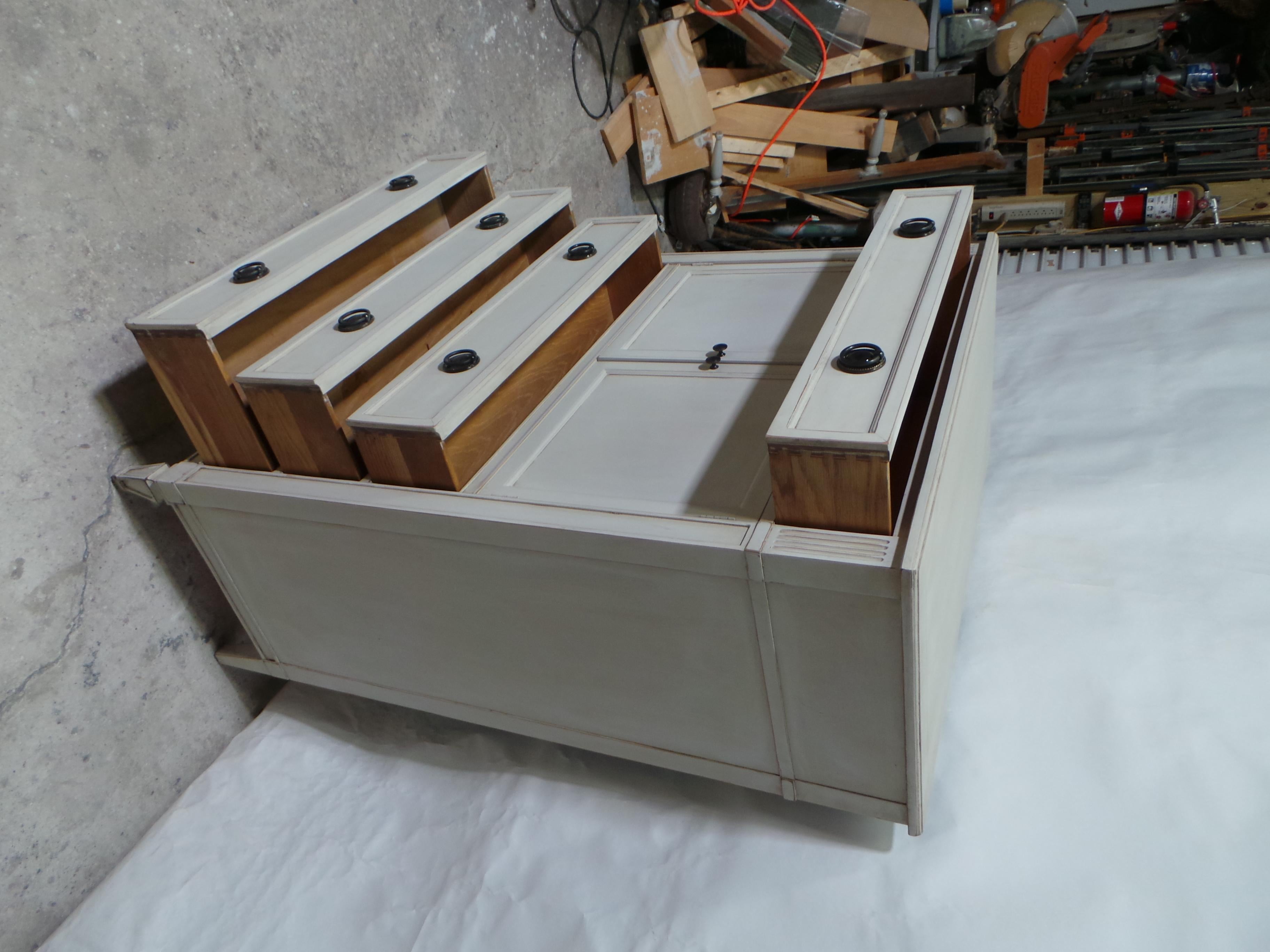 Cassettiera in stile gustaviano in vendita 1