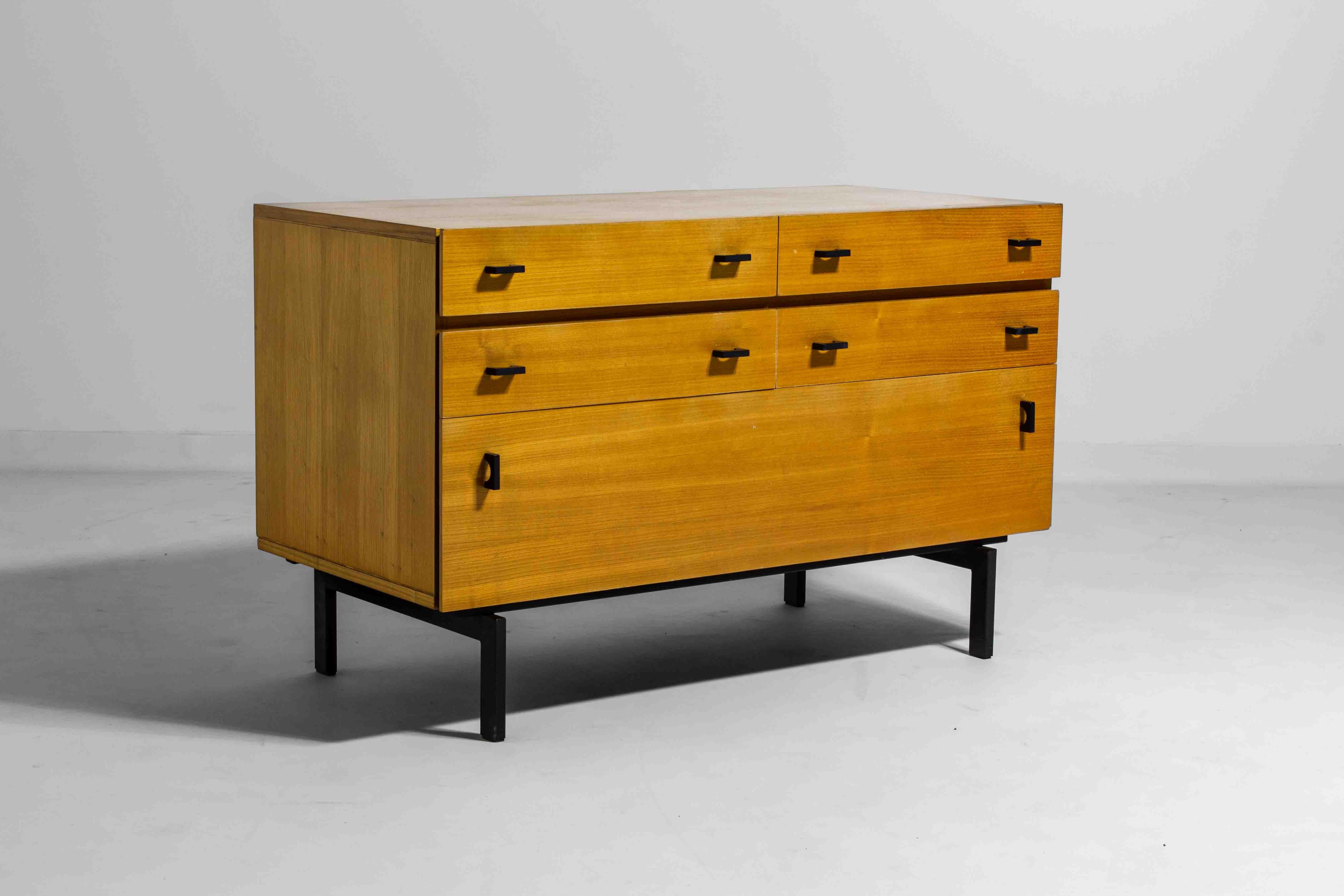Cette commode en bois de Beeche a été conçue par l'architecte belge Roger De Winter. Il est doté de ses poignées en demi-cercle caractéristiques et d'un design épuré et fonctionnel. La pièce repose sur une base en métal noir, ce qui lui confère un