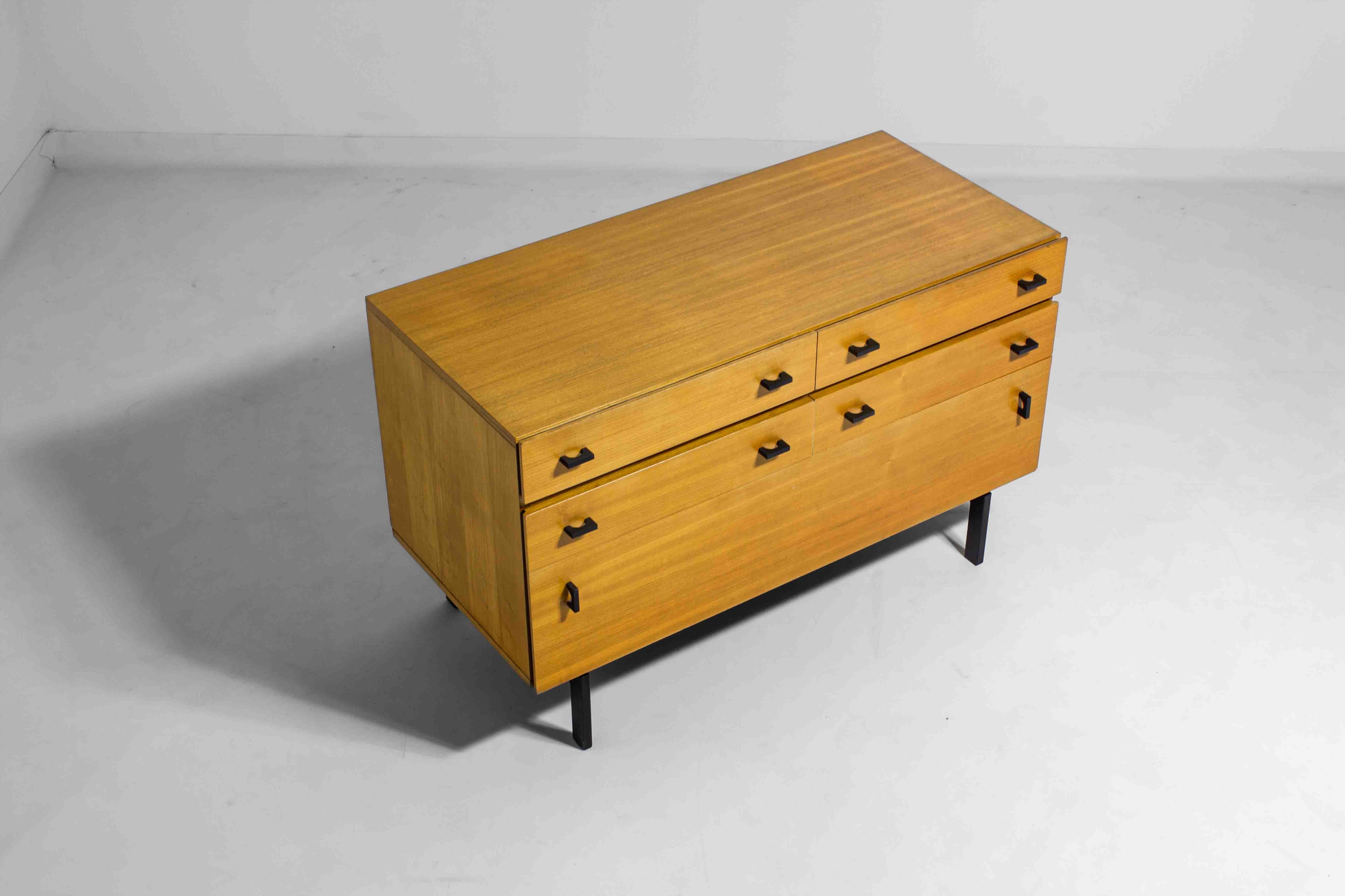 Belge Commode en bois de hêtre par Roger de Winter, Belgique, années 1960 en vente
