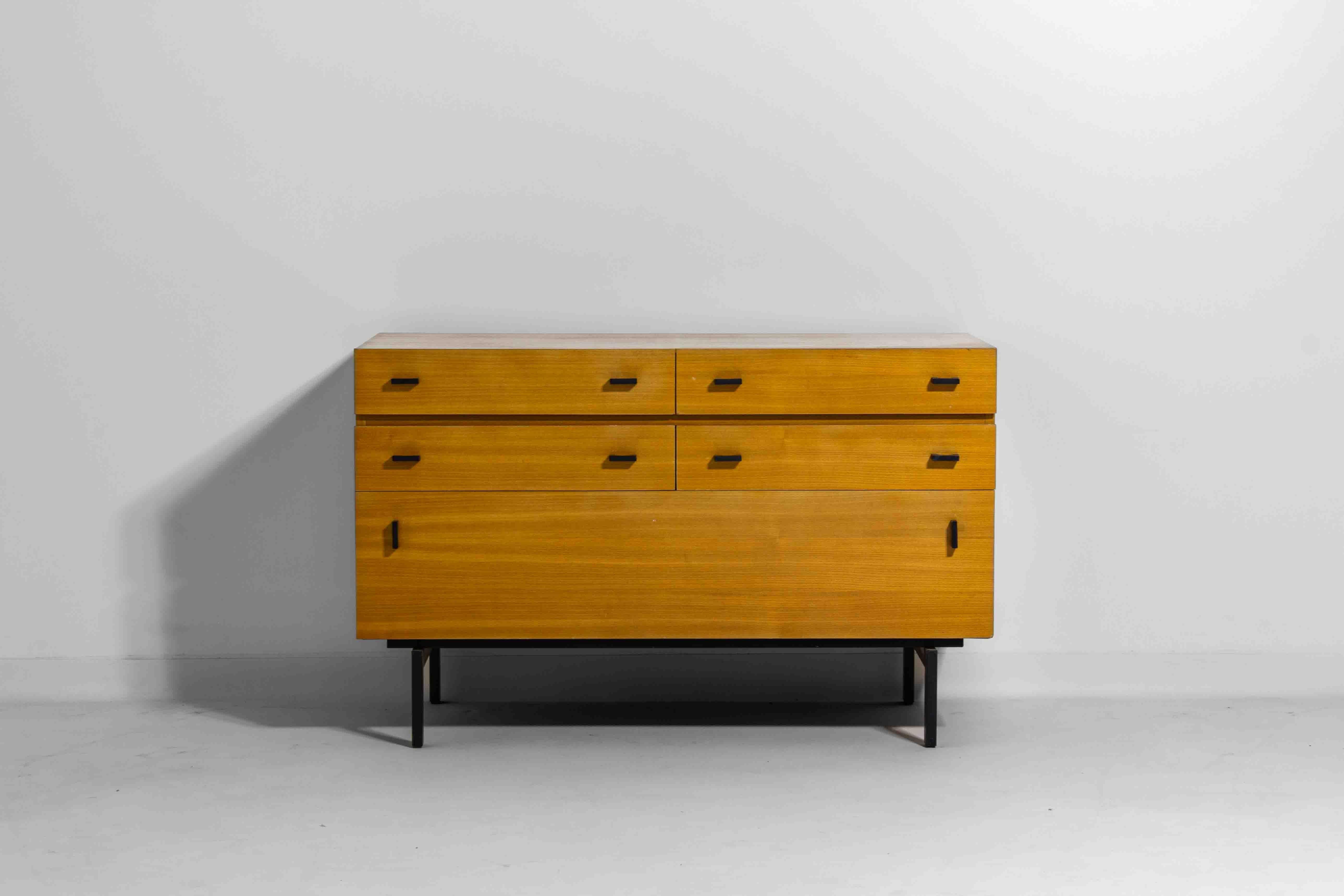 Milieu du XXe siècle Commode en bois de hêtre par Roger de Winter, Belgique, années 1960 en vente