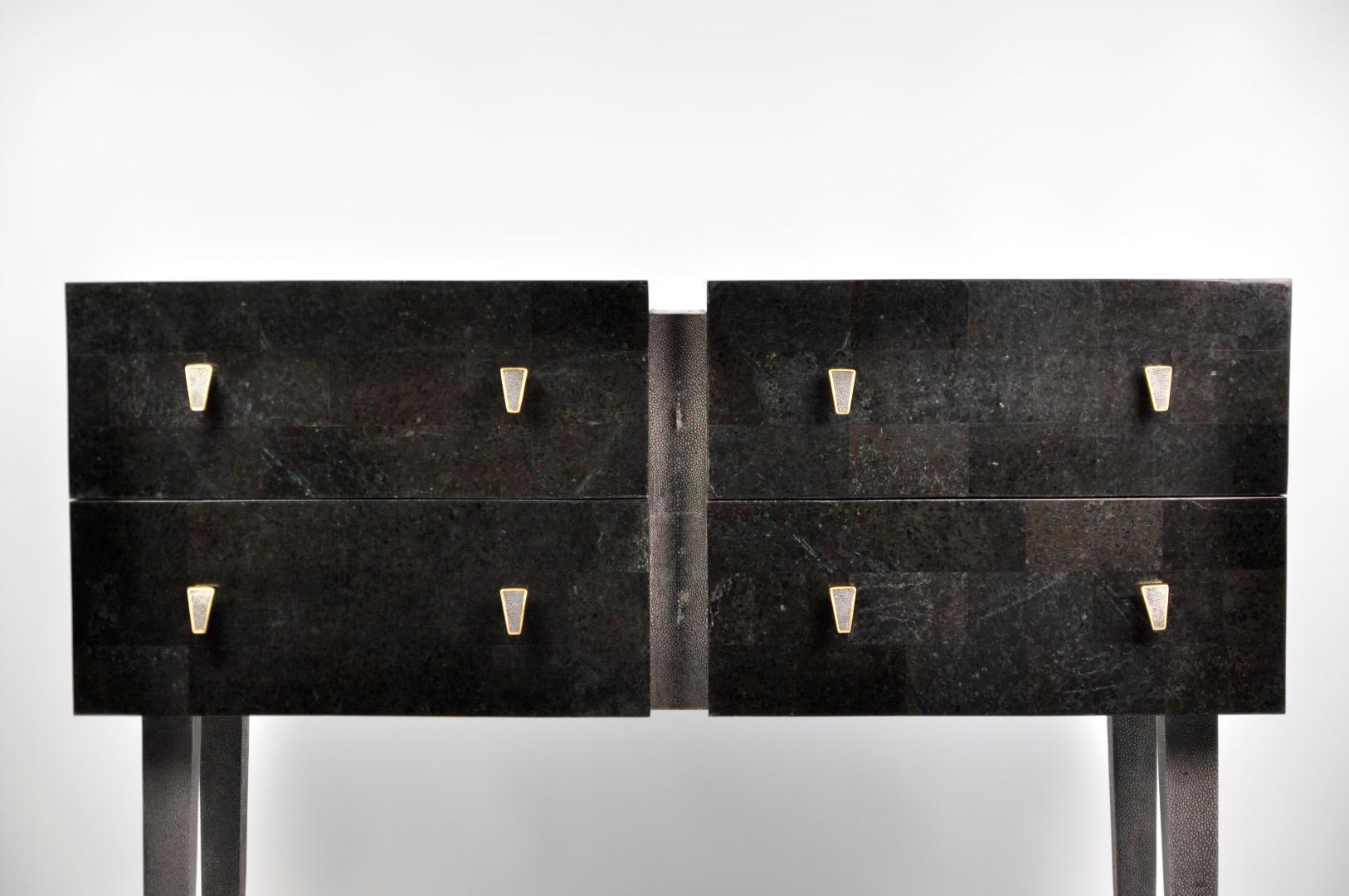 Kommode mit Schubladen und Intarsien aus schwarzem Stein von Ginger Brown im Zustand „Neu“ im Angebot in Bourguebus, FR