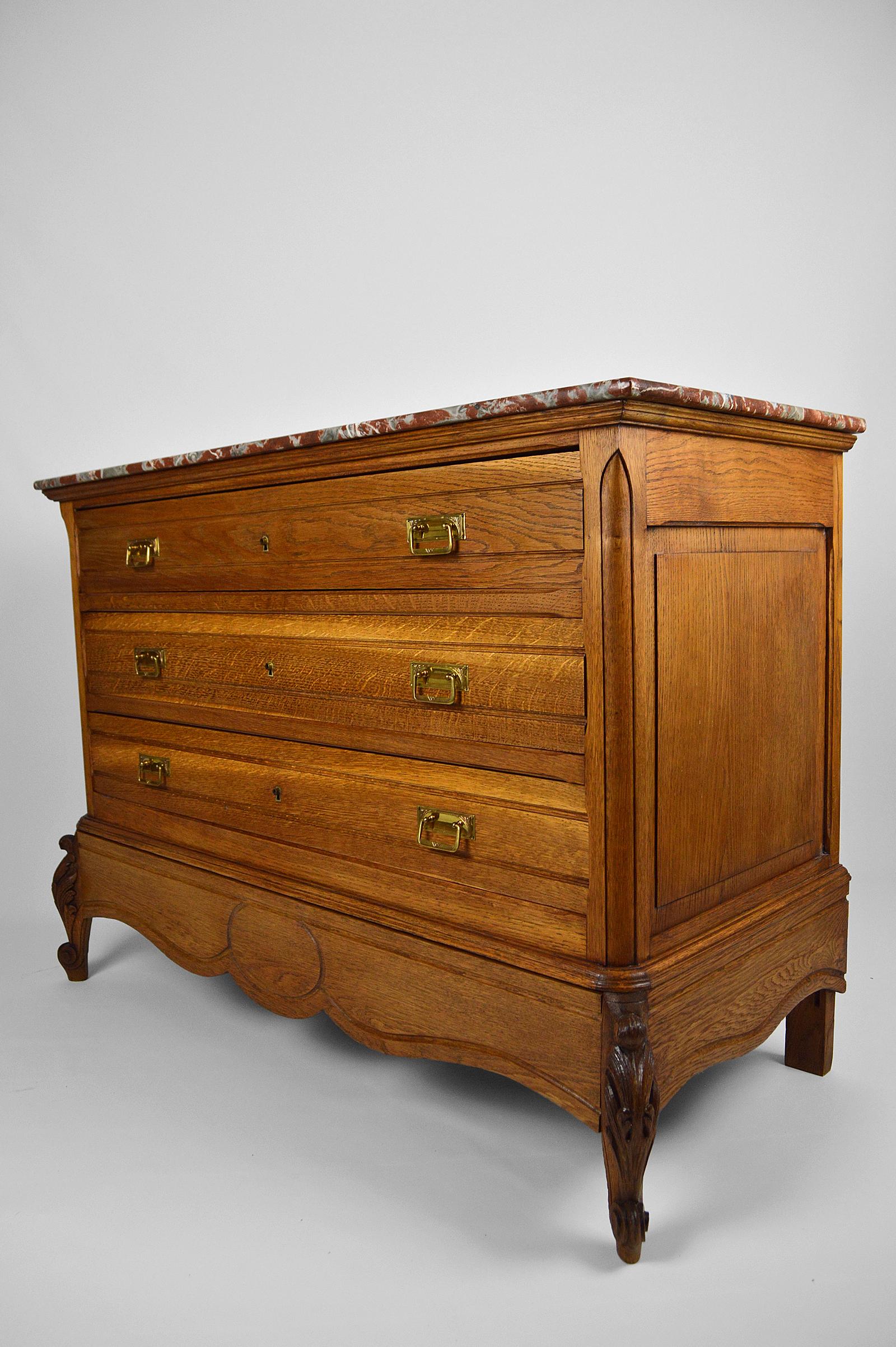 Superb eclectic Belle Époque / Rococo / Art Nouveau chest of drawers.
In solid carved oak with red marble top and brass handles.
It has 4 drawers including 1 “secret” drawer.
Keys present, locks in working order.

France, circa 1910.

In superb