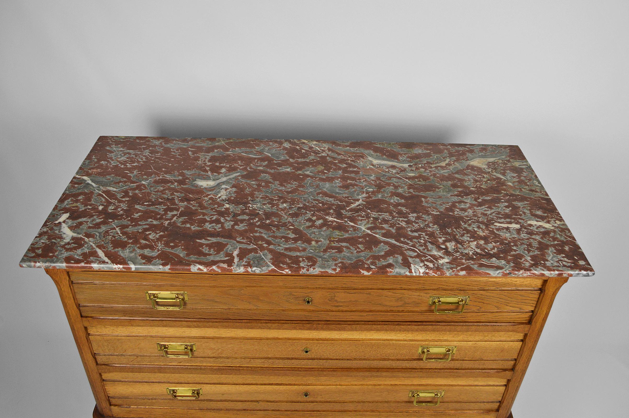 Chest of drawers in Carved Oak with Marble, France, circa 1910 In Good Condition For Sale In VÉZELAY, FR