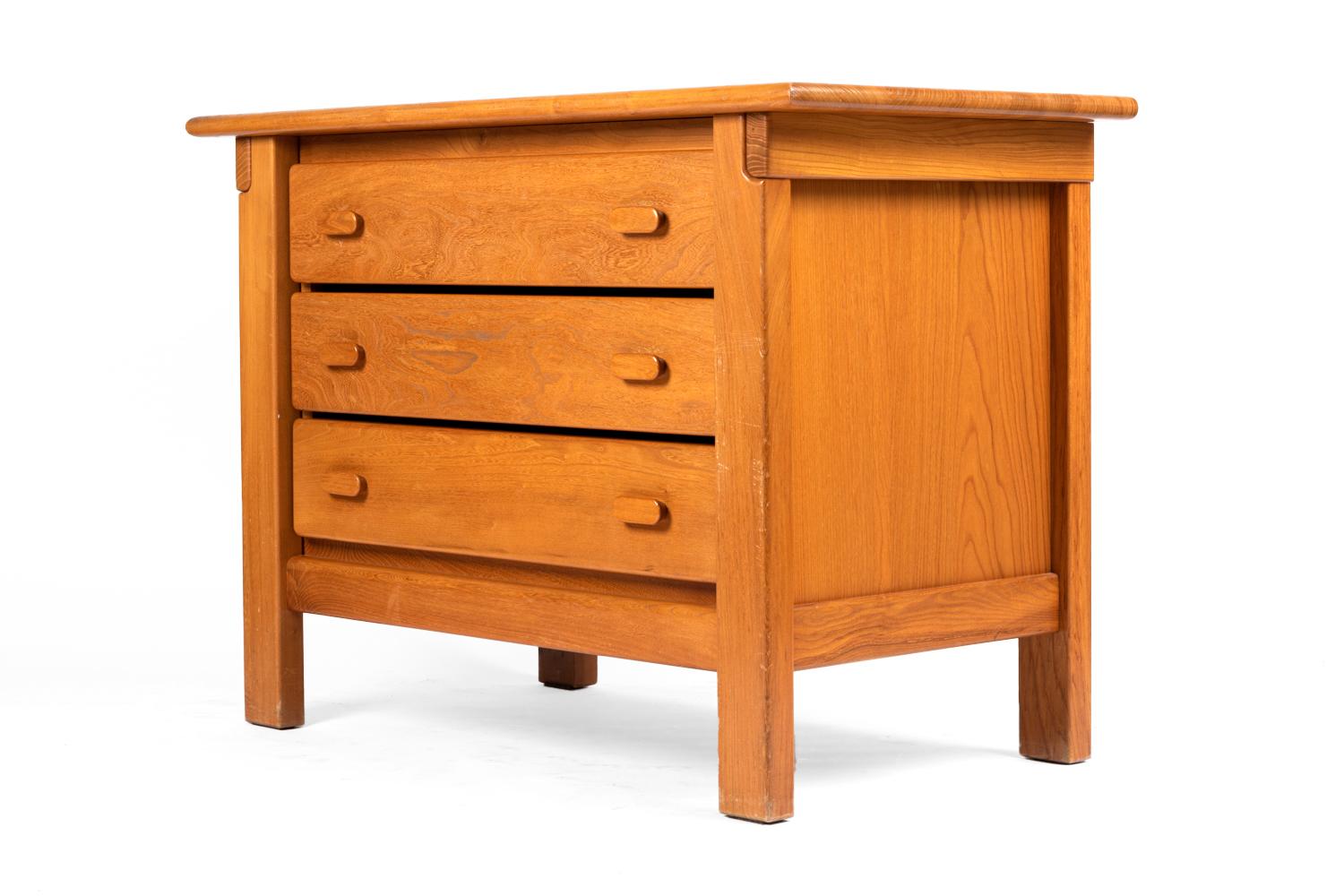 Chest of drawers in solid blond elm. Three drawers opposite. Straight shank assembly.

French work realized in the 1960s. 

Dimensions : H 79 x W 110 x D 58 cm.
  
