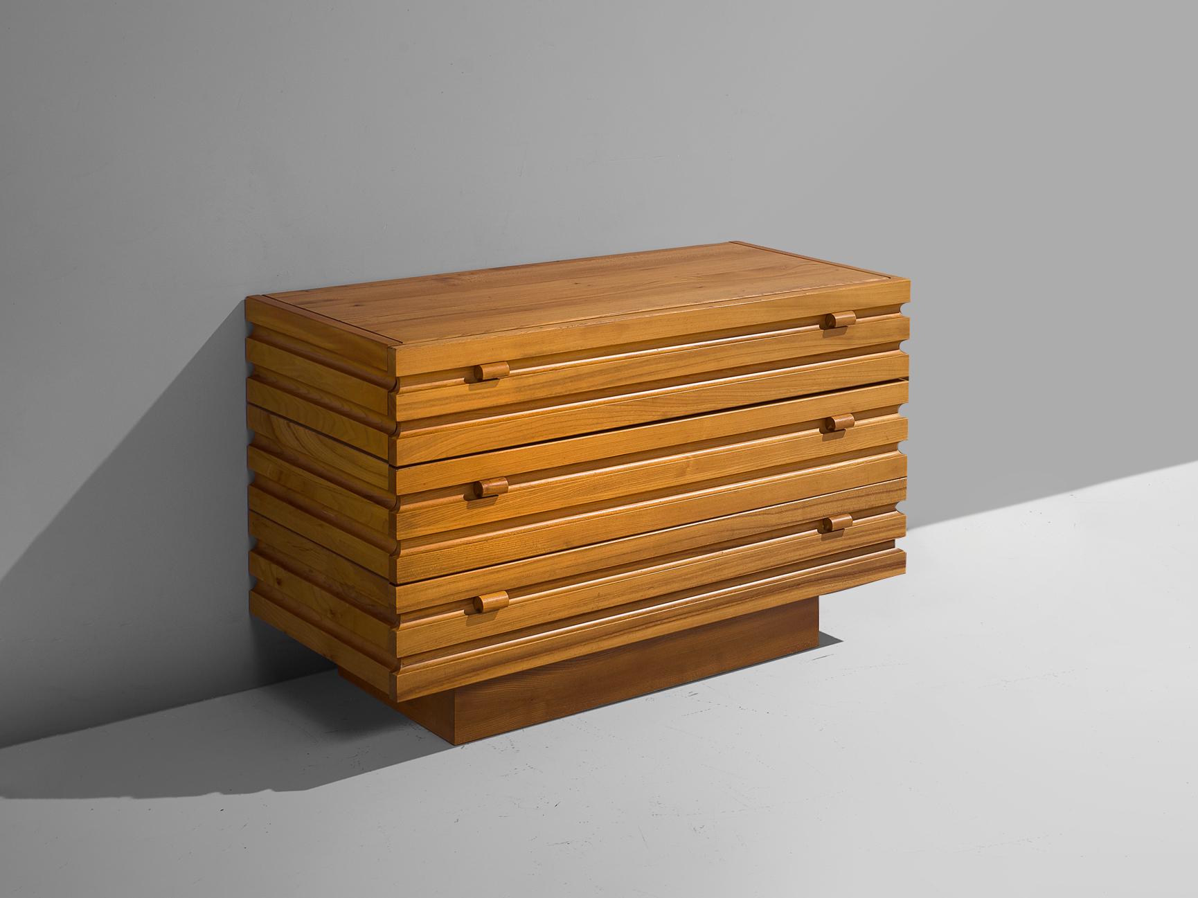 Maison Regain, sideboard, elm, France, 1970s 

A beautiful cabinet or small sideboard created by Maison Regain in the 1970s. This piece is equipped with three drawers. This simplistic and natural sideboard has an exceptional graphical structure on
