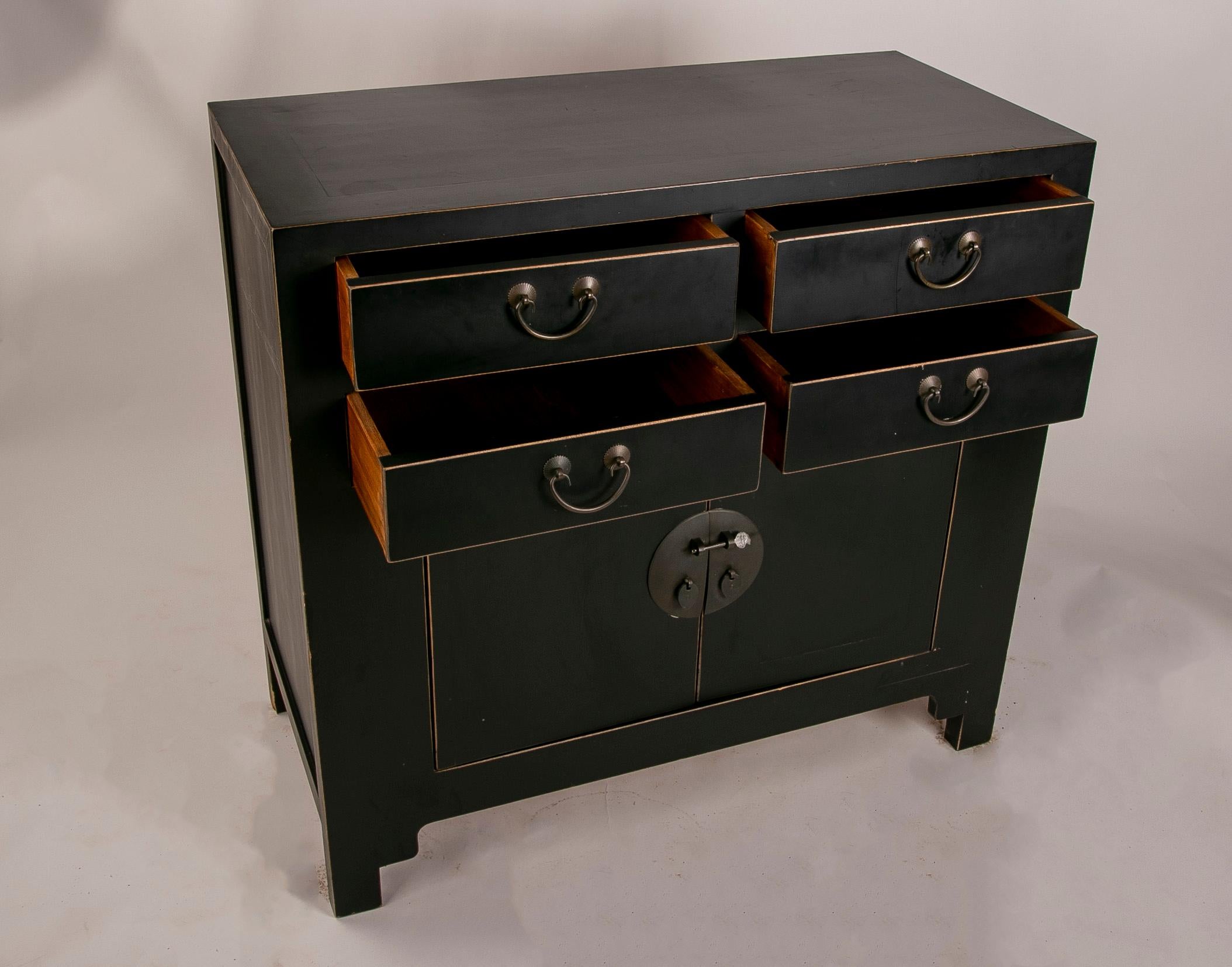 Chest of drawers in lacquered wood with drawers and metal pulls.