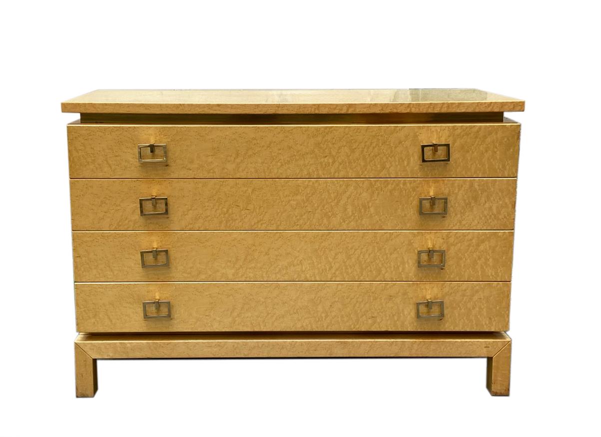 Light-colored burl polished chest of drawers with four tall and capacious drawers finished with wonderful brass design handles.
Its simple and elegant line allows you to place it in any environment whether antique or modern.
It is a perfect mix of