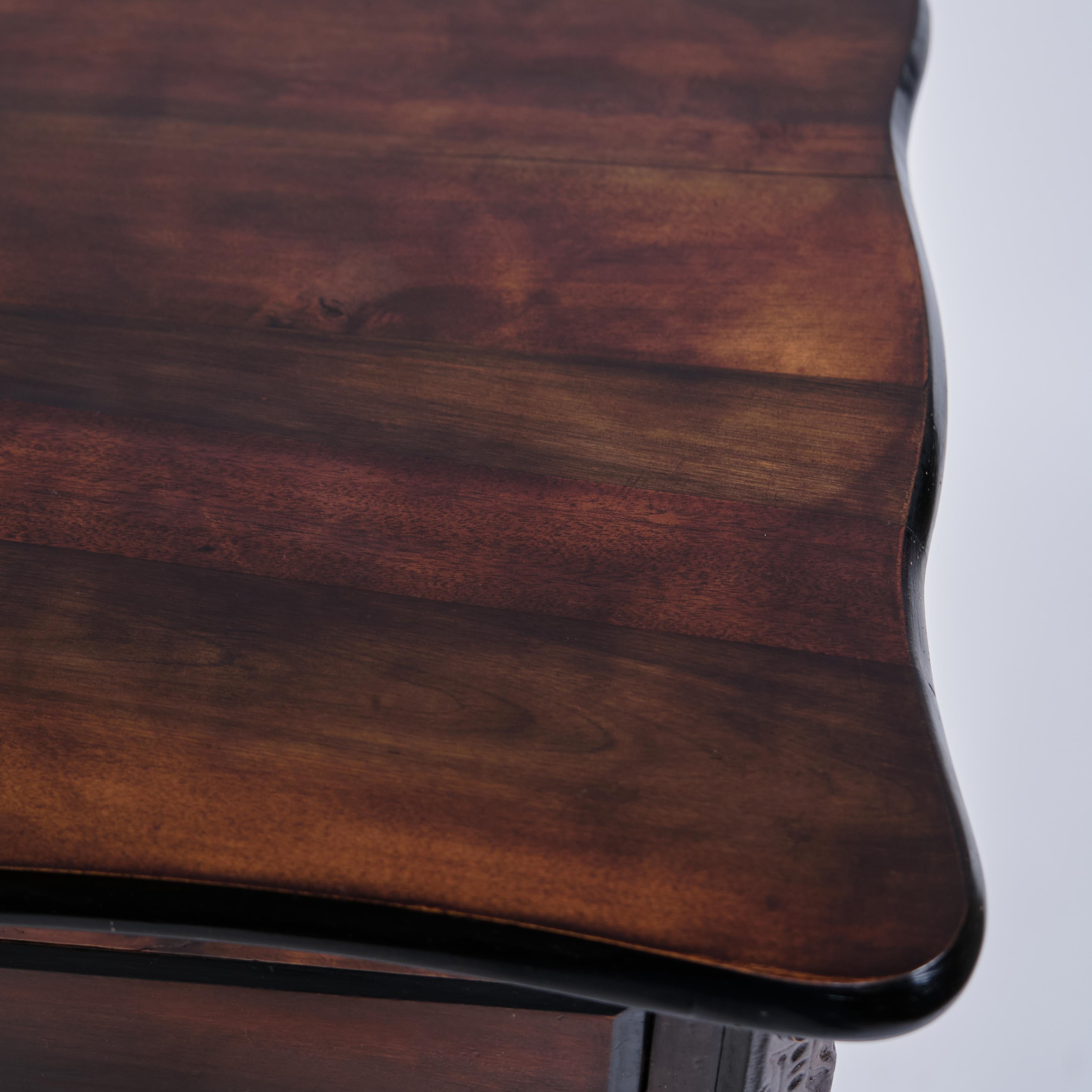 Danese Cassettiera in mogano con piedi di leone e piano curvo del 1840 in vendita