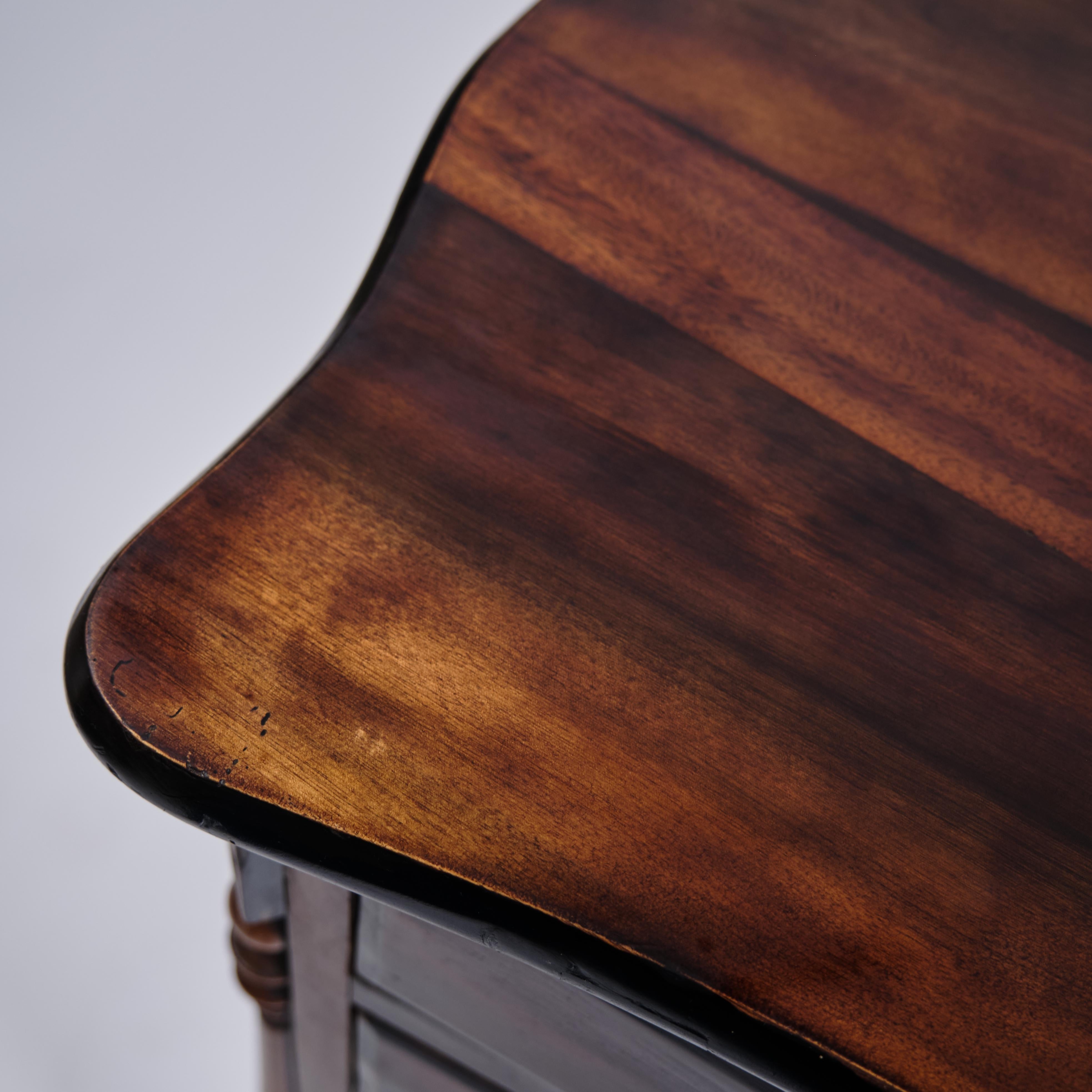 Cassettiera in mogano con piedi di leone e piano curvo del 1840 In condizioni buone in vendita a Lejre, DK