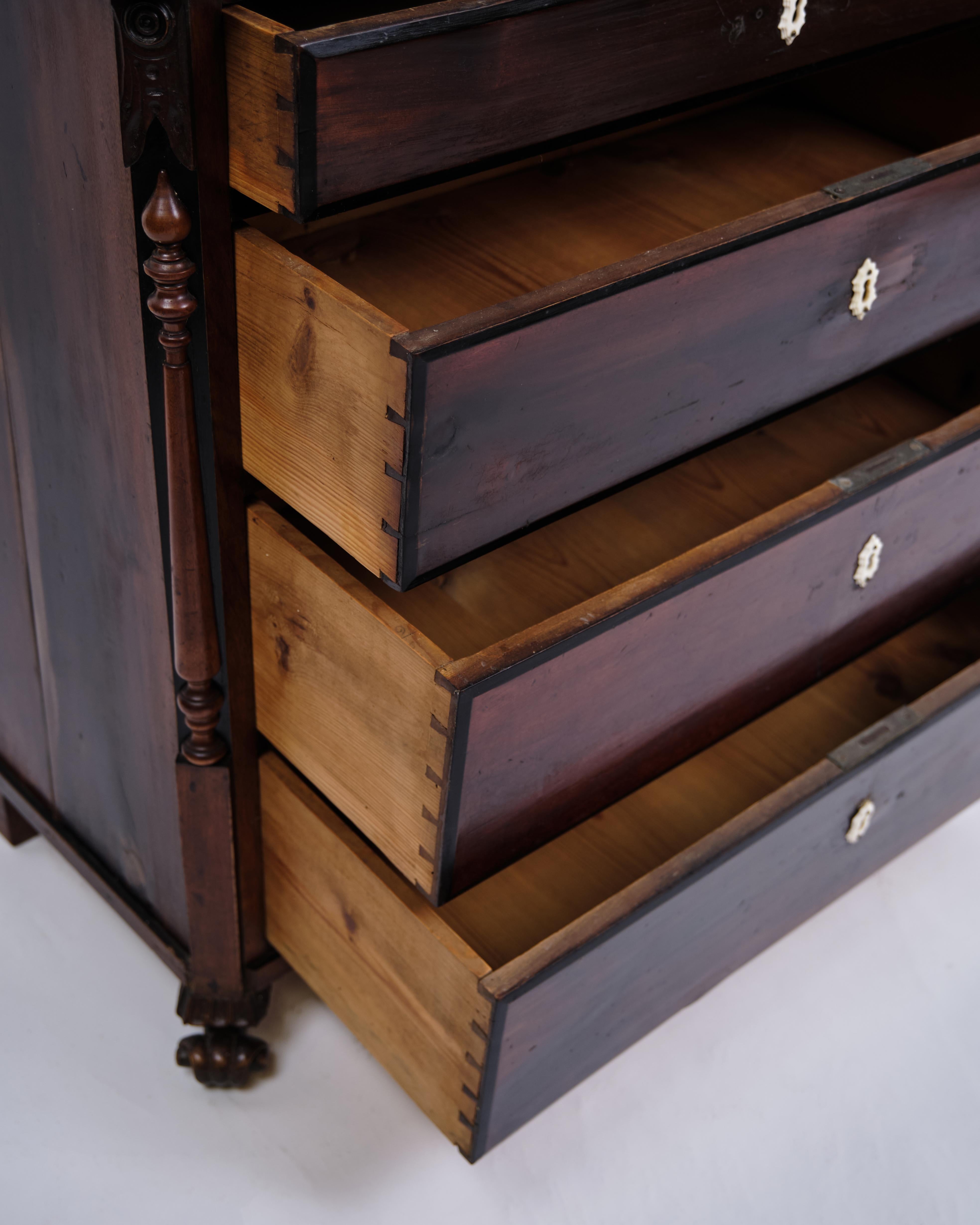 Metà XIX secolo Cassettiera in mogano con piedi di leone e piano curvo del 1840 in vendita