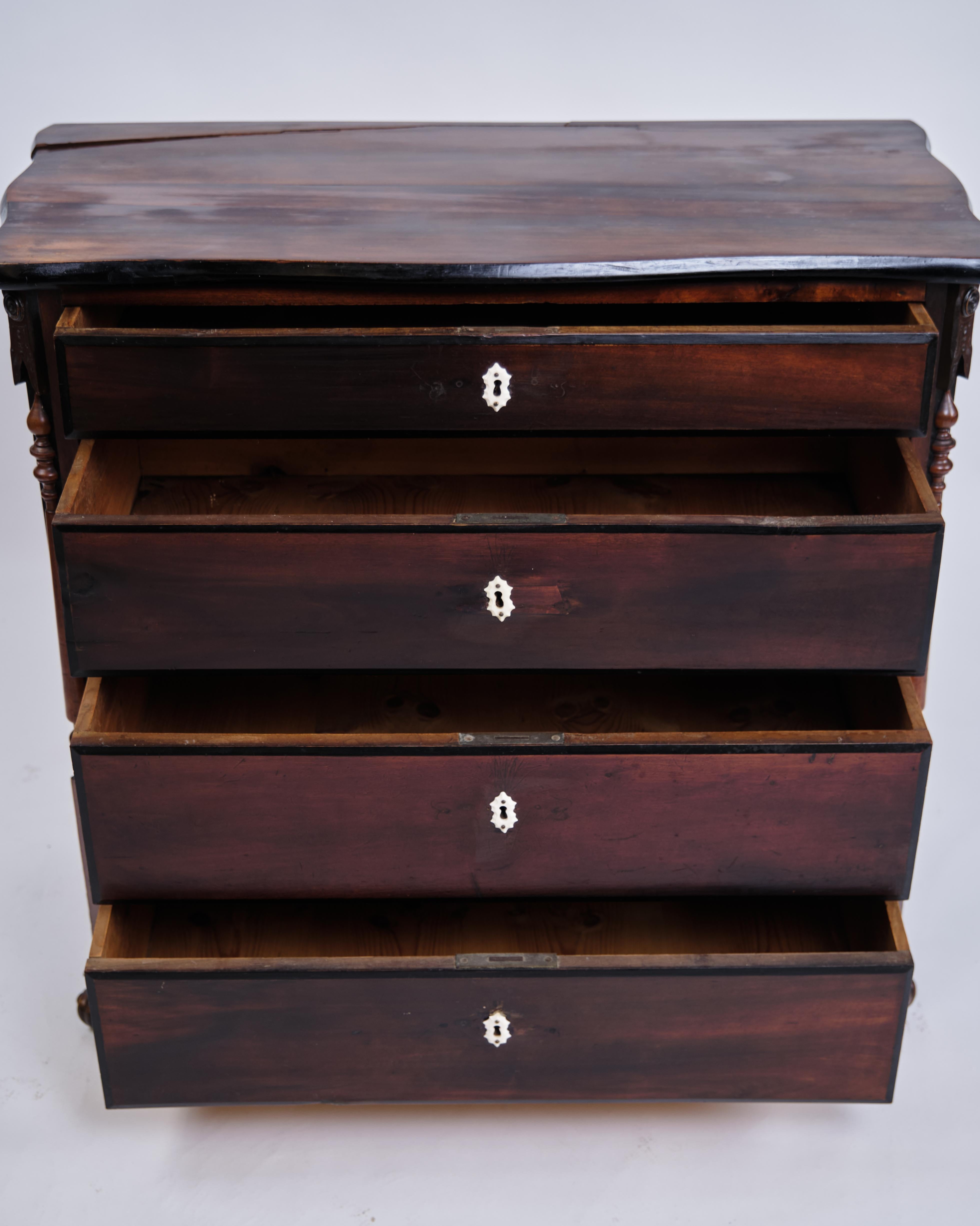 Mogano Cassettiera in mogano con piedi di leone e piano curvo del 1840 in vendita