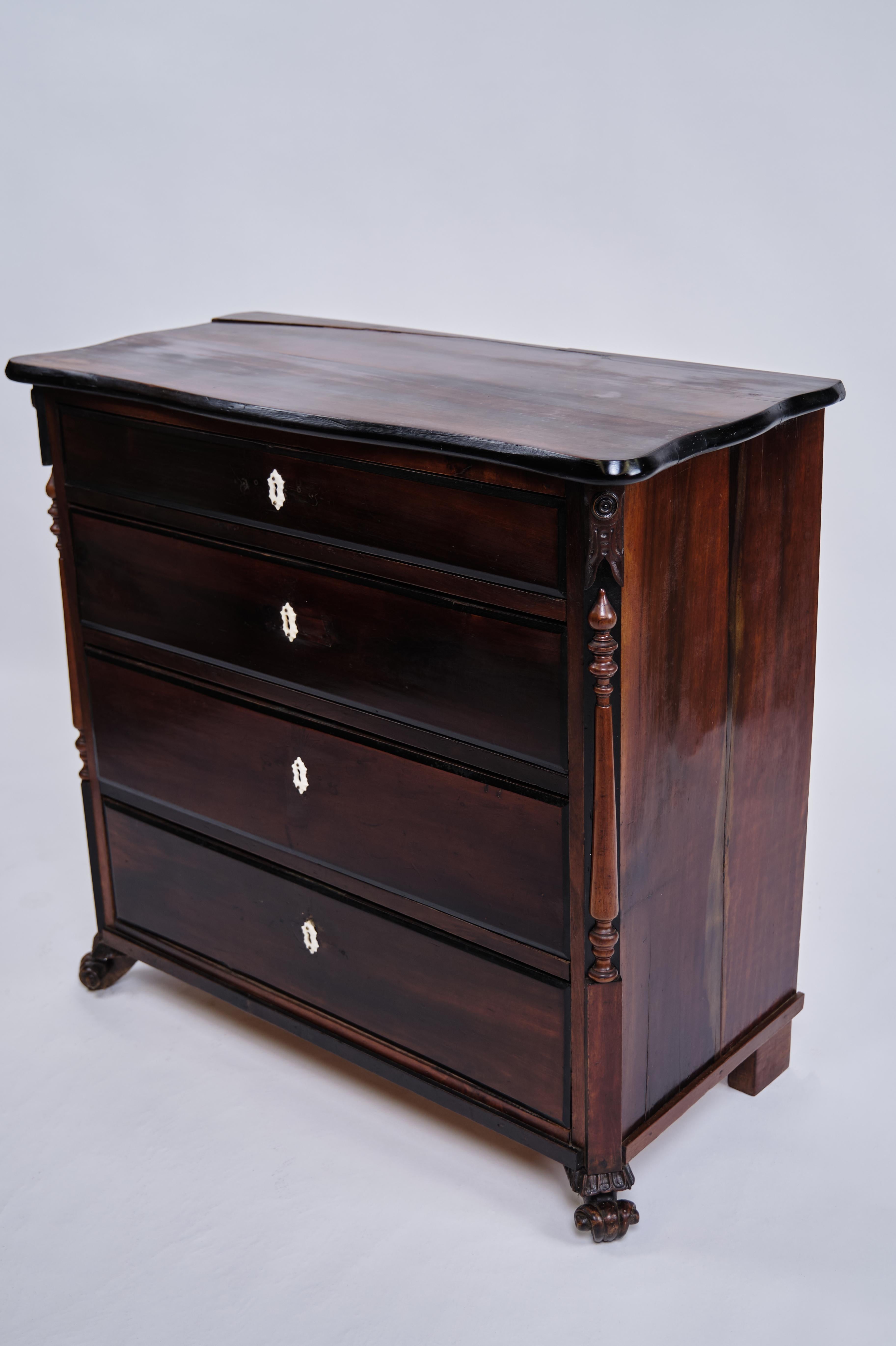 Cassettiera in mogano con piedi di leone e piano curvo del 1840 in vendita 1