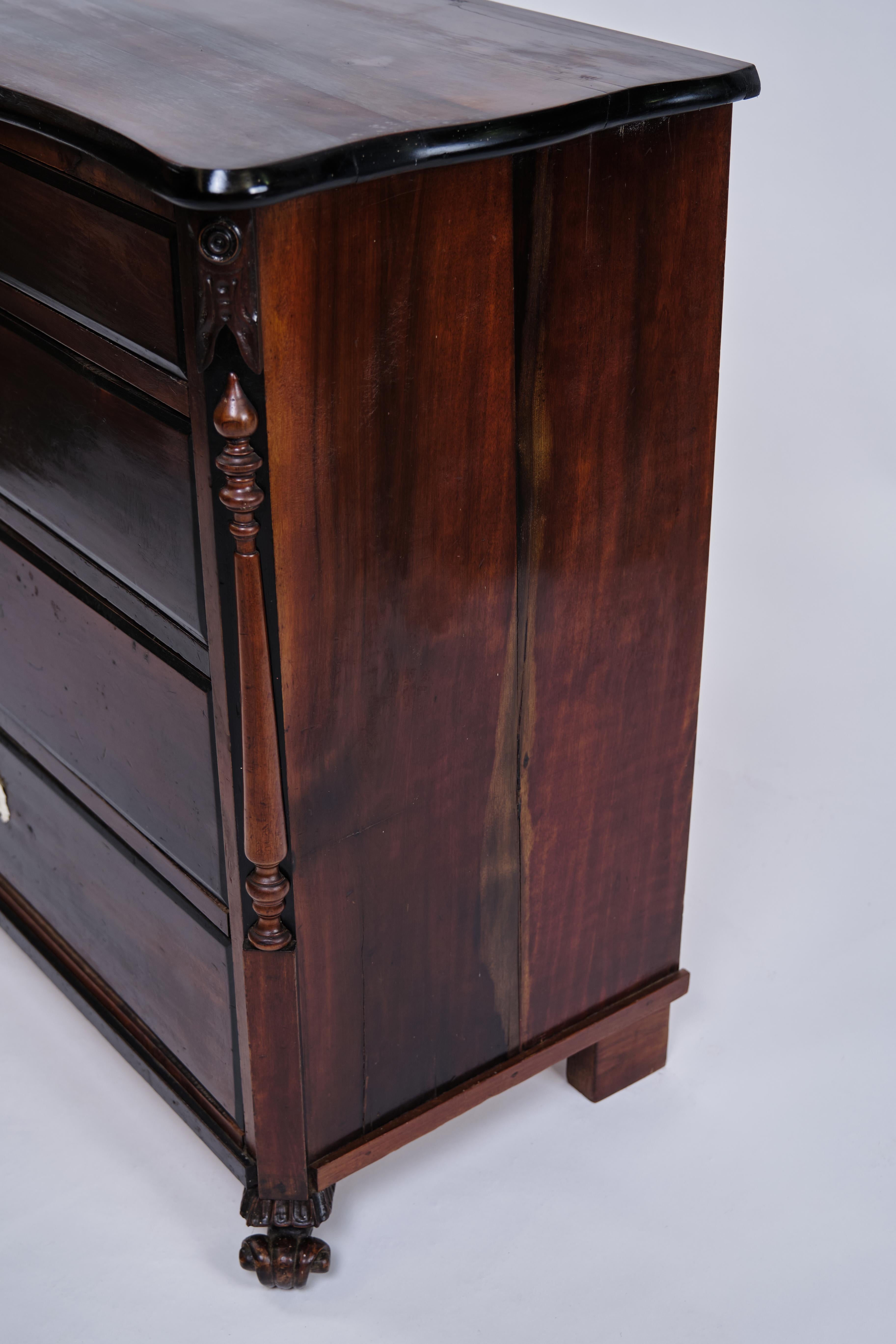 Cassettiera in mogano con piedi di leone e piano curvo del 1840 in vendita 2