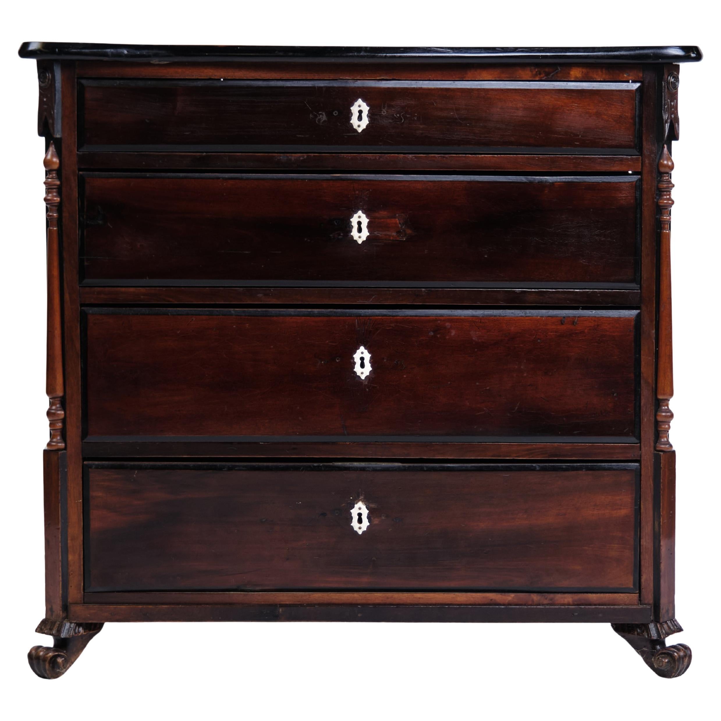 Cassettiera in mogano con piedi di leone e piano curvo del 1840
