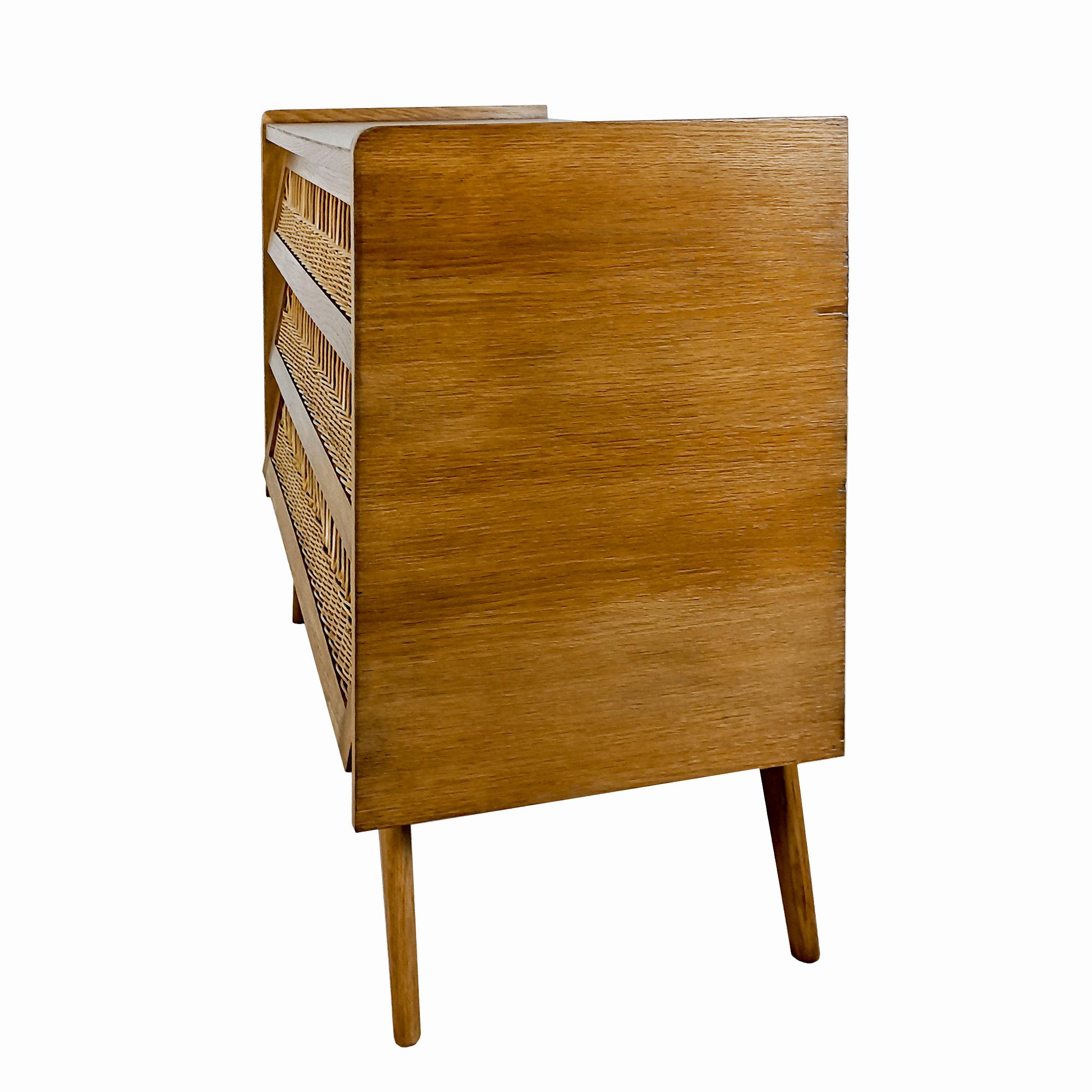 Mid-Century Modern Chest of drawers in oak and wicker – France 1950 For Sale