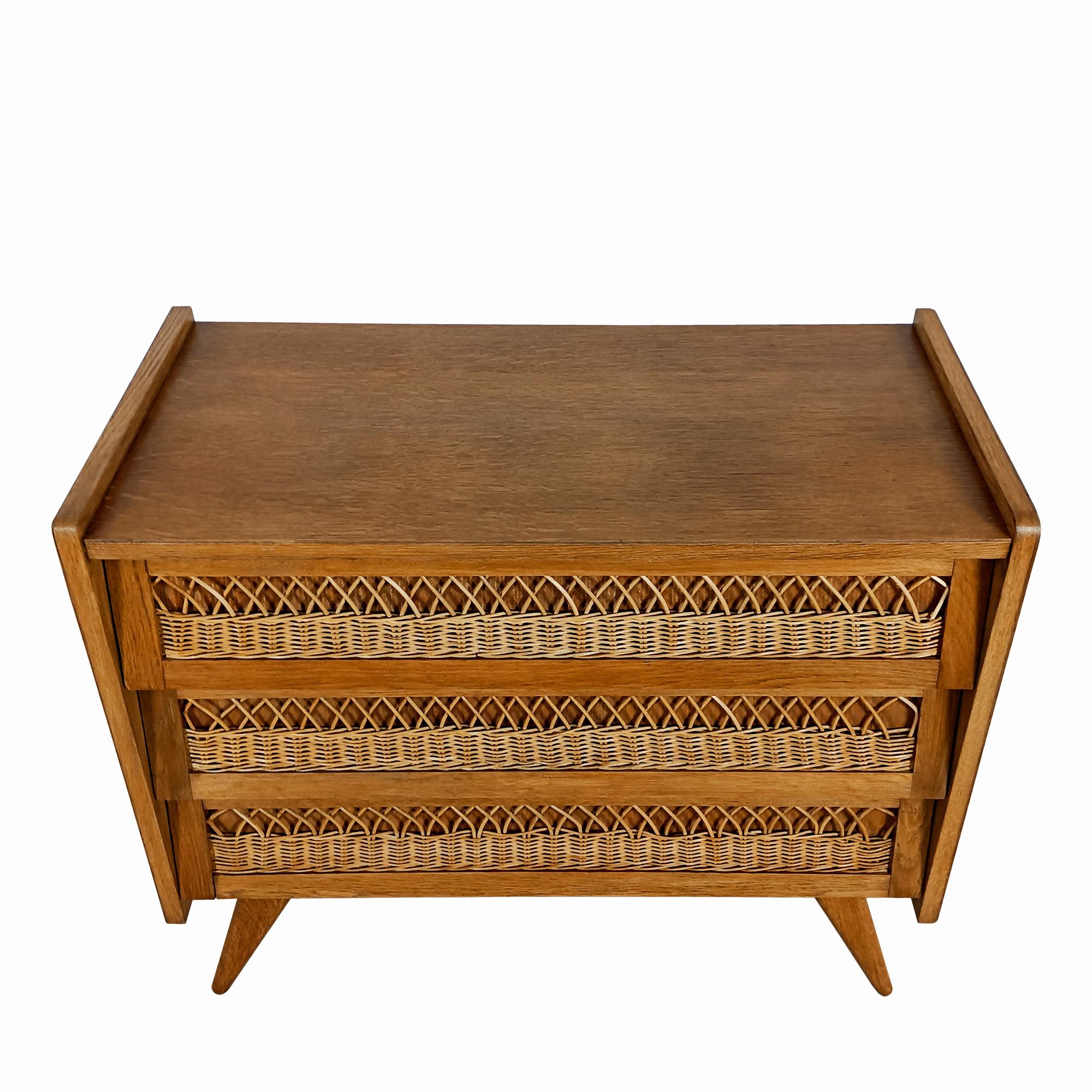 French Chest of drawers in oak and wicker – France 1950 For Sale