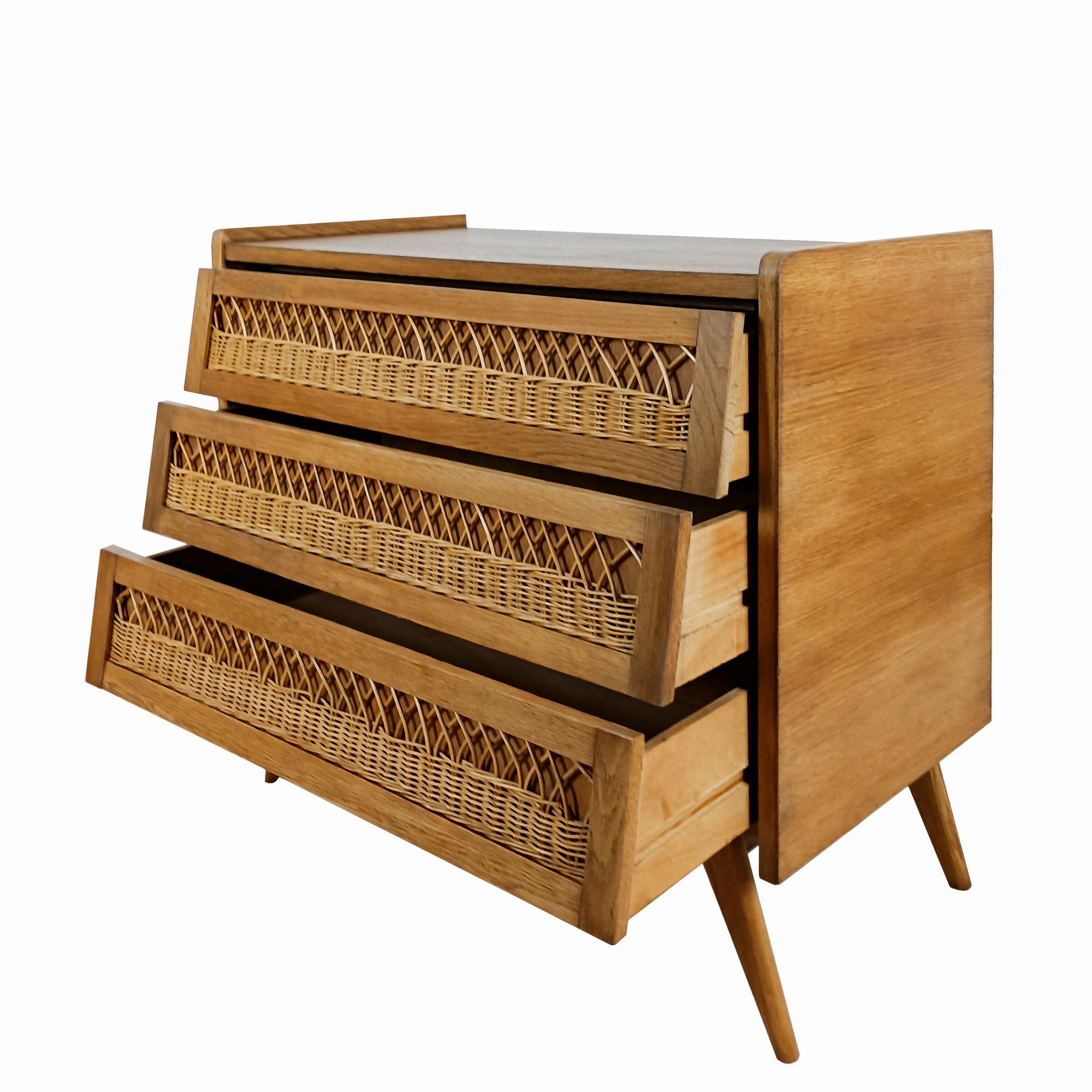 Chest of drawers in oak and wicker – France 1950 In Good Condition For Sale In Girona, ES