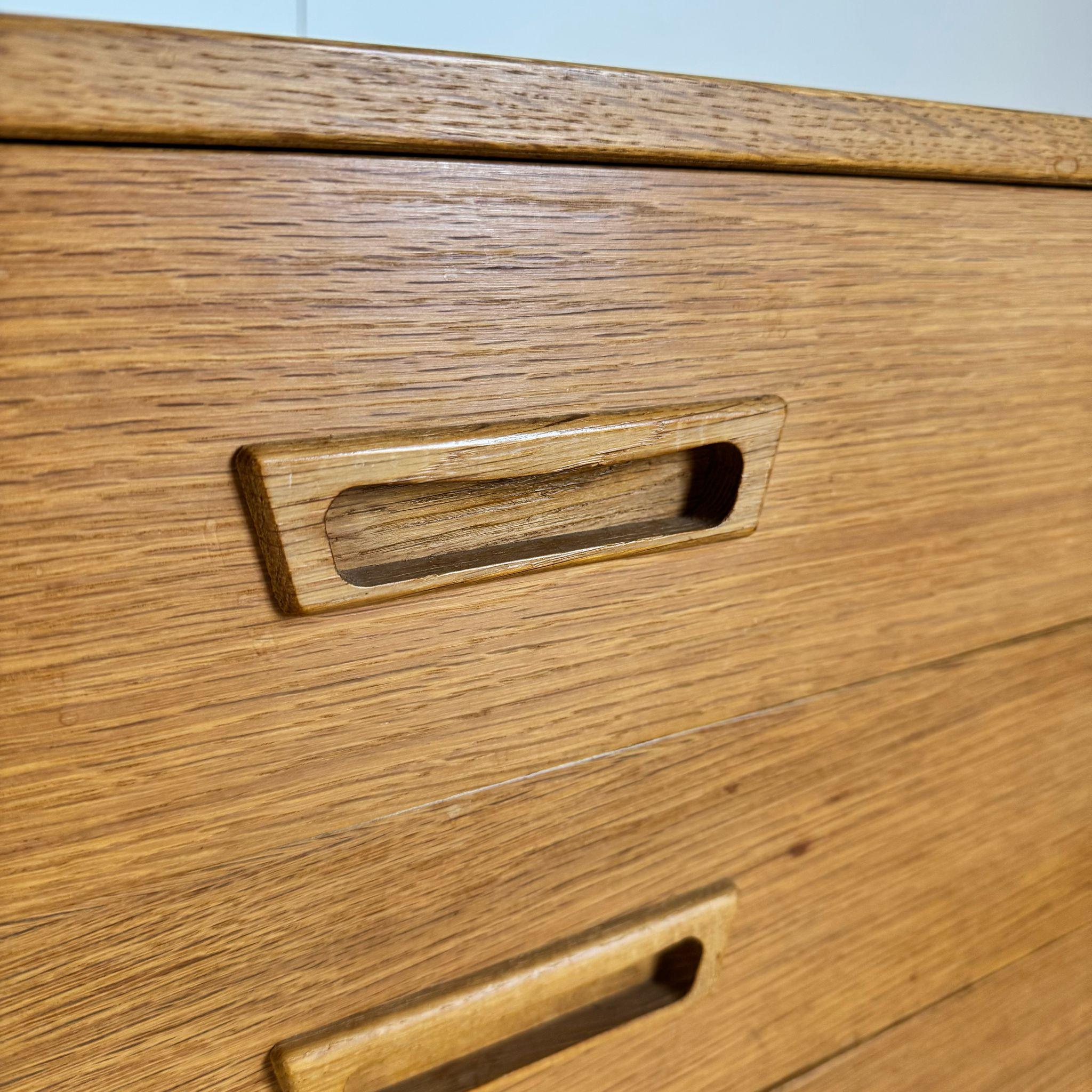 Impiallacciato Chest of drawers in oak, Denmark 1960s in vendita