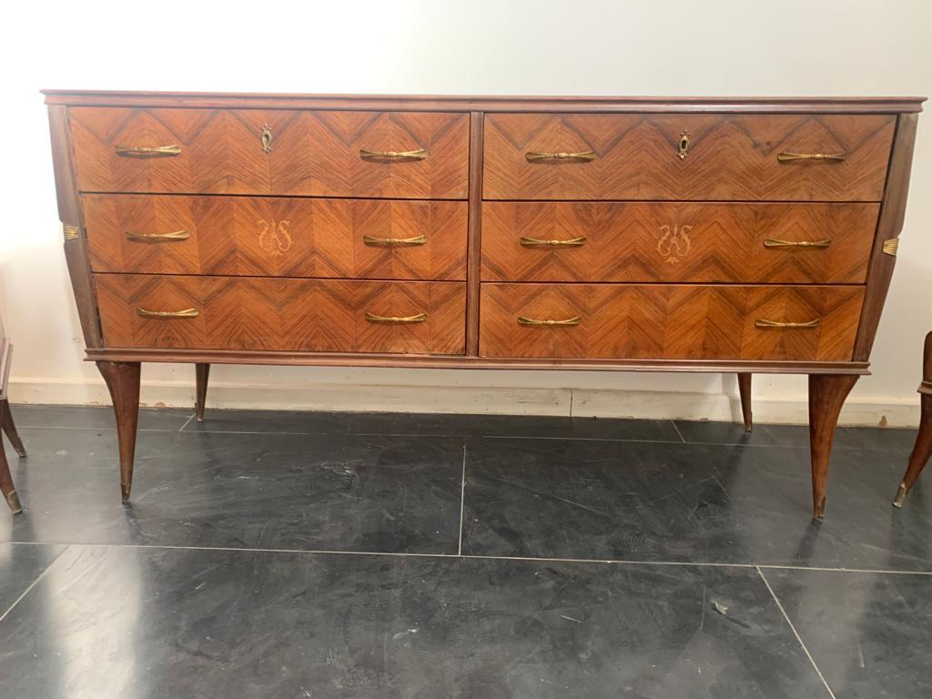 Chest of drawers in rosewood with brass handles, finials and details. Black glass top. 1950s, slight wear due to age and use. Signs of wear on glass.
Packaging with bubble wrap and cardboard boxes is included. If the wooden packaging is needed
