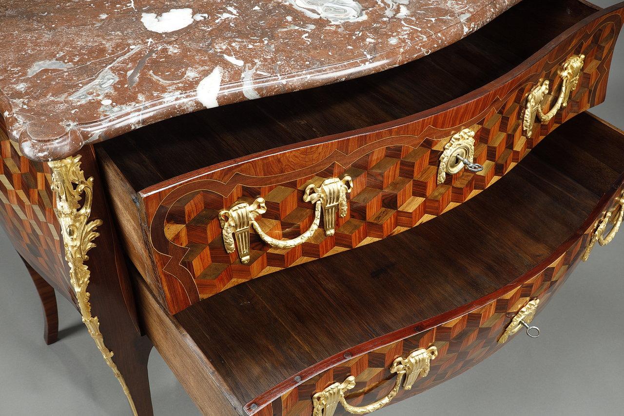 Chest of Drawers in Rosewood Veneer with Oeben Marquetry, Louis XV Period In Good Condition For Sale In Paris, FR