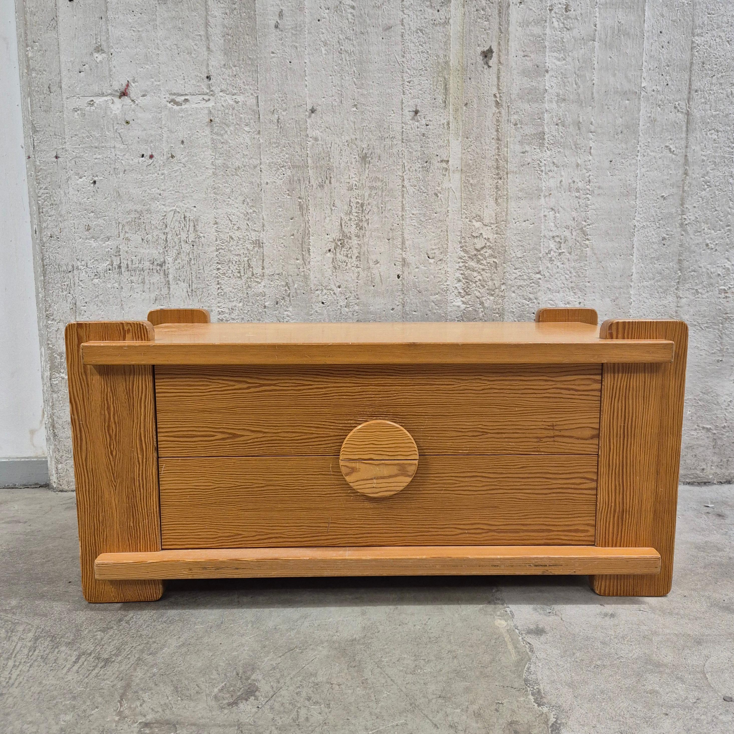 Kommode aus massiver Kiefer, von Swed-Form Skillingaryd, schwedischer Brutalismus 1970er Jahre. Mit zwei Schubladen. 

In gutem Zustand, mit Alters- und Gebrauchsspuren. Ein Vorbesitzer, der in den späten 70er Jahren eine Reihe von massiven