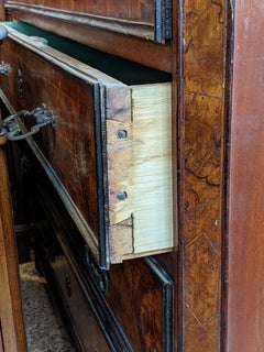 Italian Canterano in Solid Walnut and Walnut Burl, 18th Century