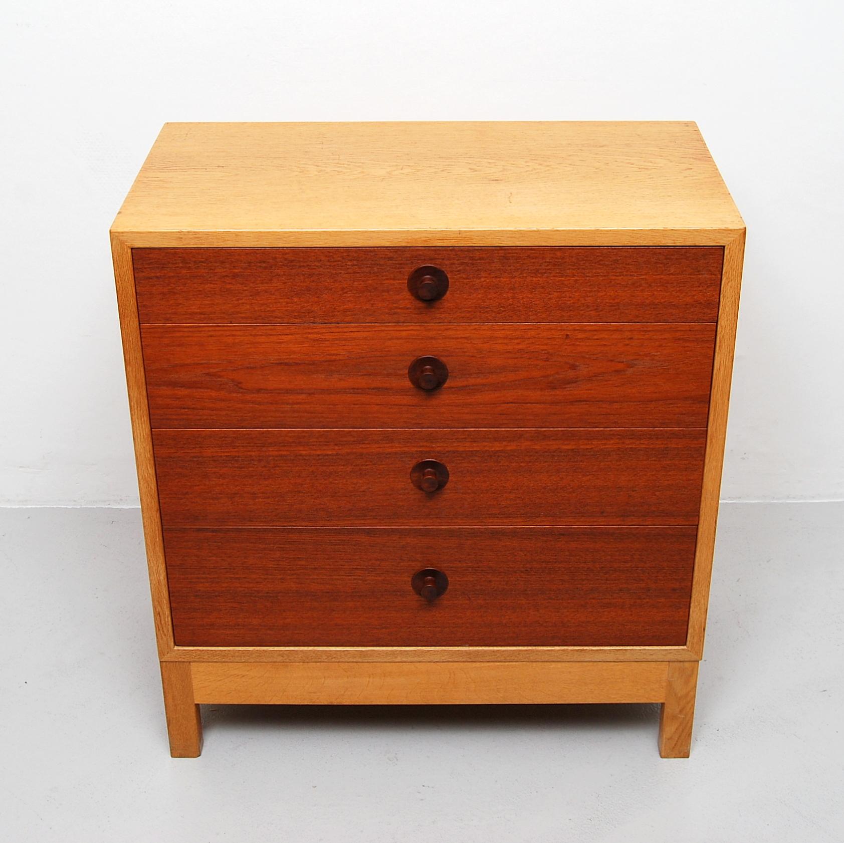 An oak and teak chest of drawers, “Öresund” by Børge Mogensen. Front with four teak drawers with round, carved teak handles. Designed 1959. This object manufactured in the 1960s by Karl Andersson & Söner in Sweden. Some minor retouches as seen on