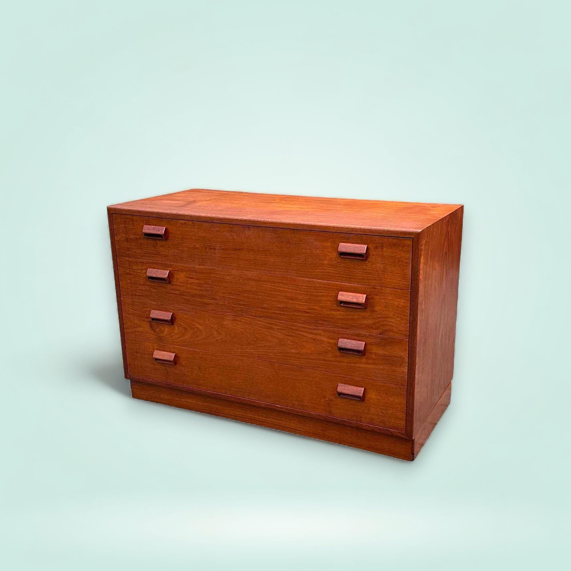 A chest of drawers in teak with 4 drawers, designed by Børge Mogensen for Søborg Møbelfabrik in the 1950s. The cabinet is in good condition and has a nice patina.

Denmark, 1950s

Designer/Manufacturer: Børge Mogensen for Søborg Møbelfabrik

The