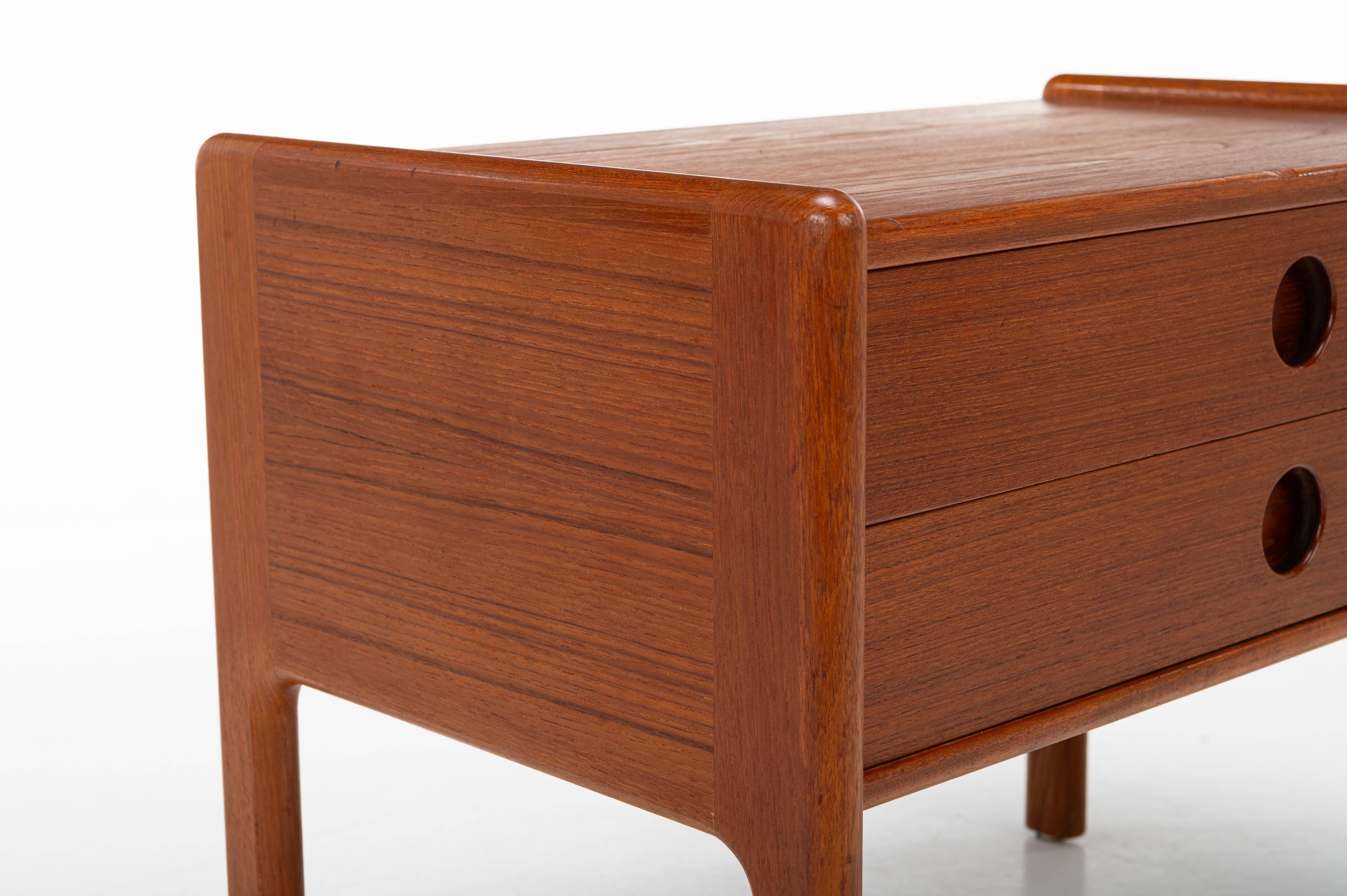 Chest of drawers in teak by Vildbjerg Møbelfabrik For Sale 1