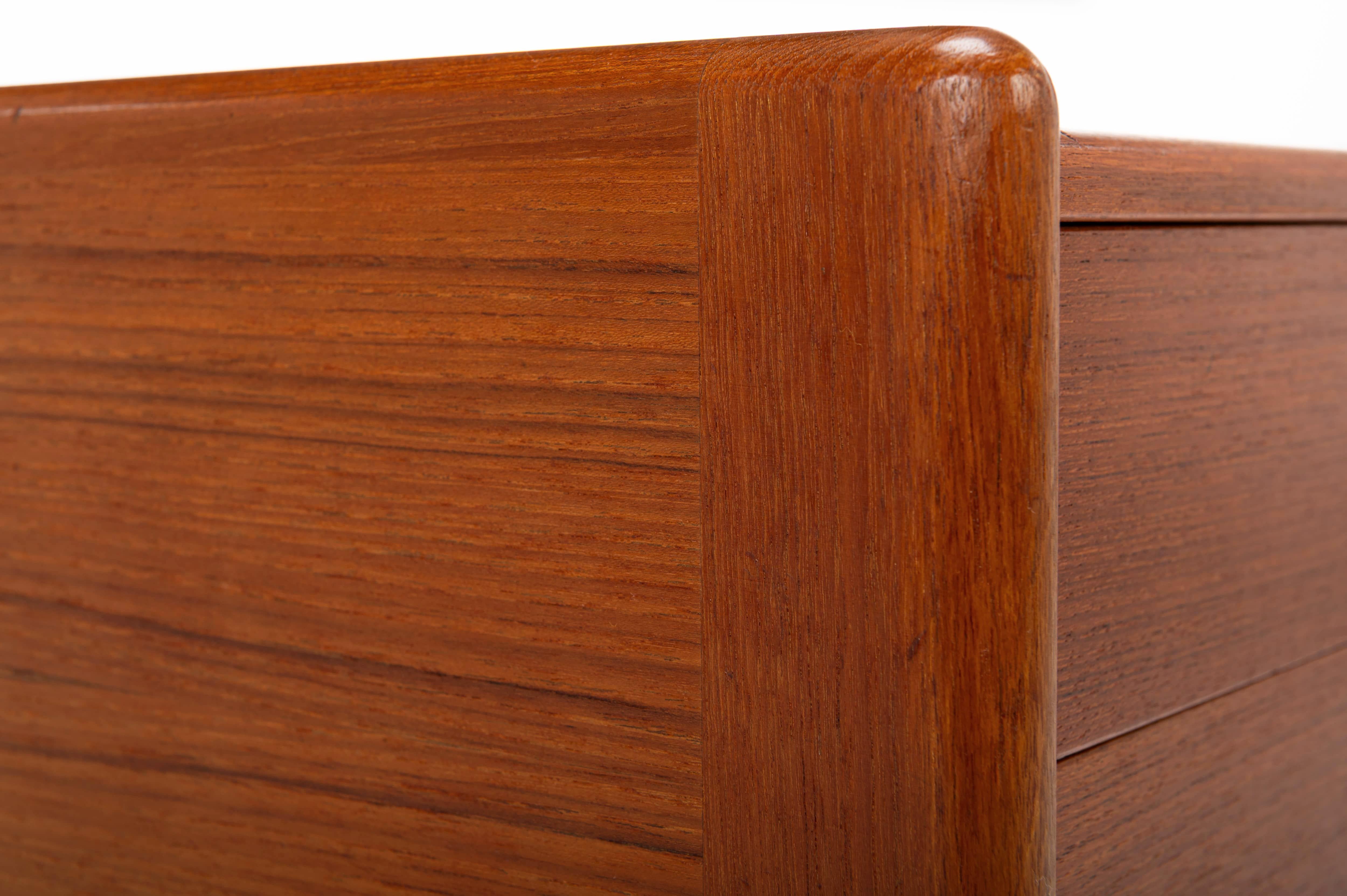 Chest of drawers in teak by Vildbjerg Møbelfabrik For Sale 2