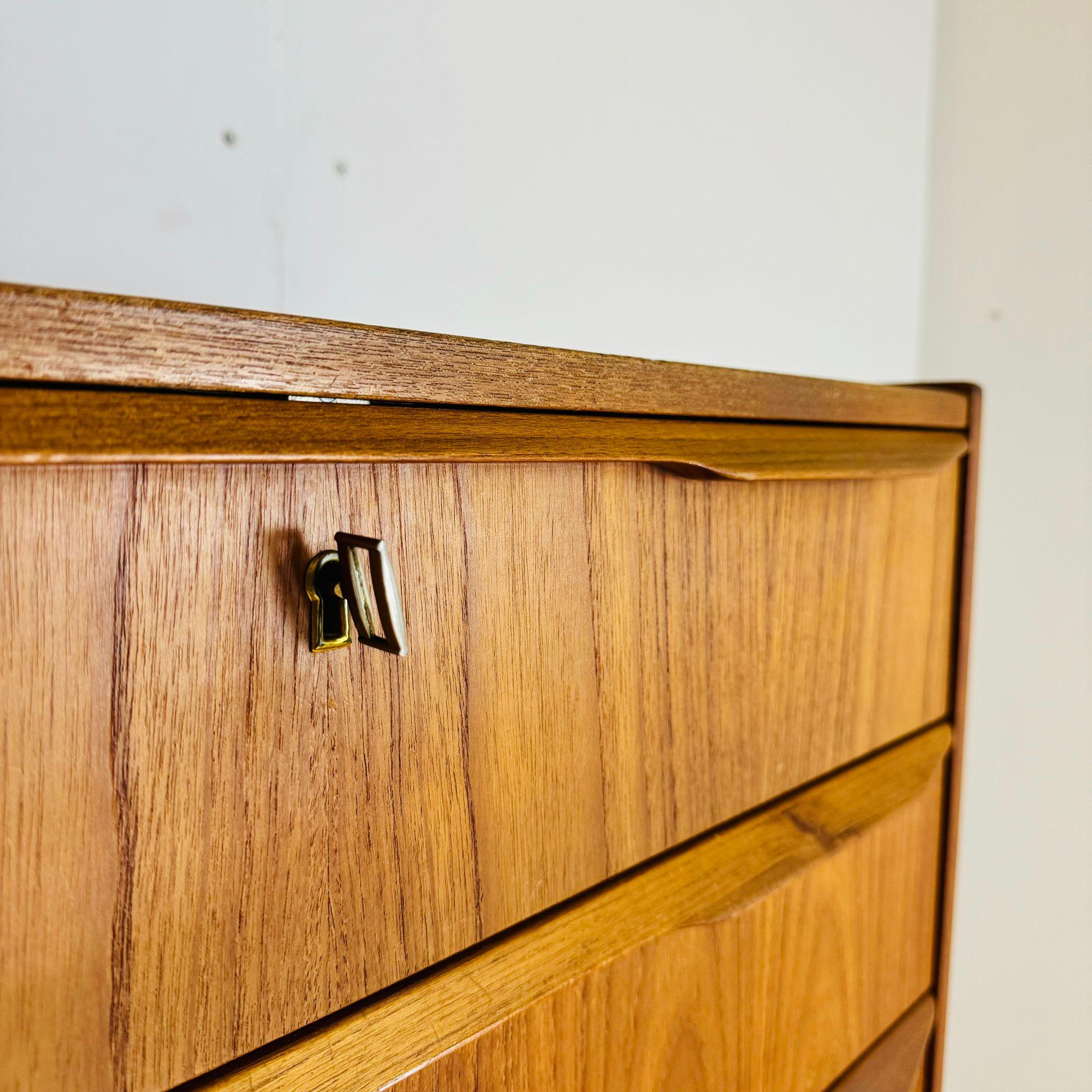 Commode en teck, Danemark années 1960 Bon état - En vente à Torino, IT