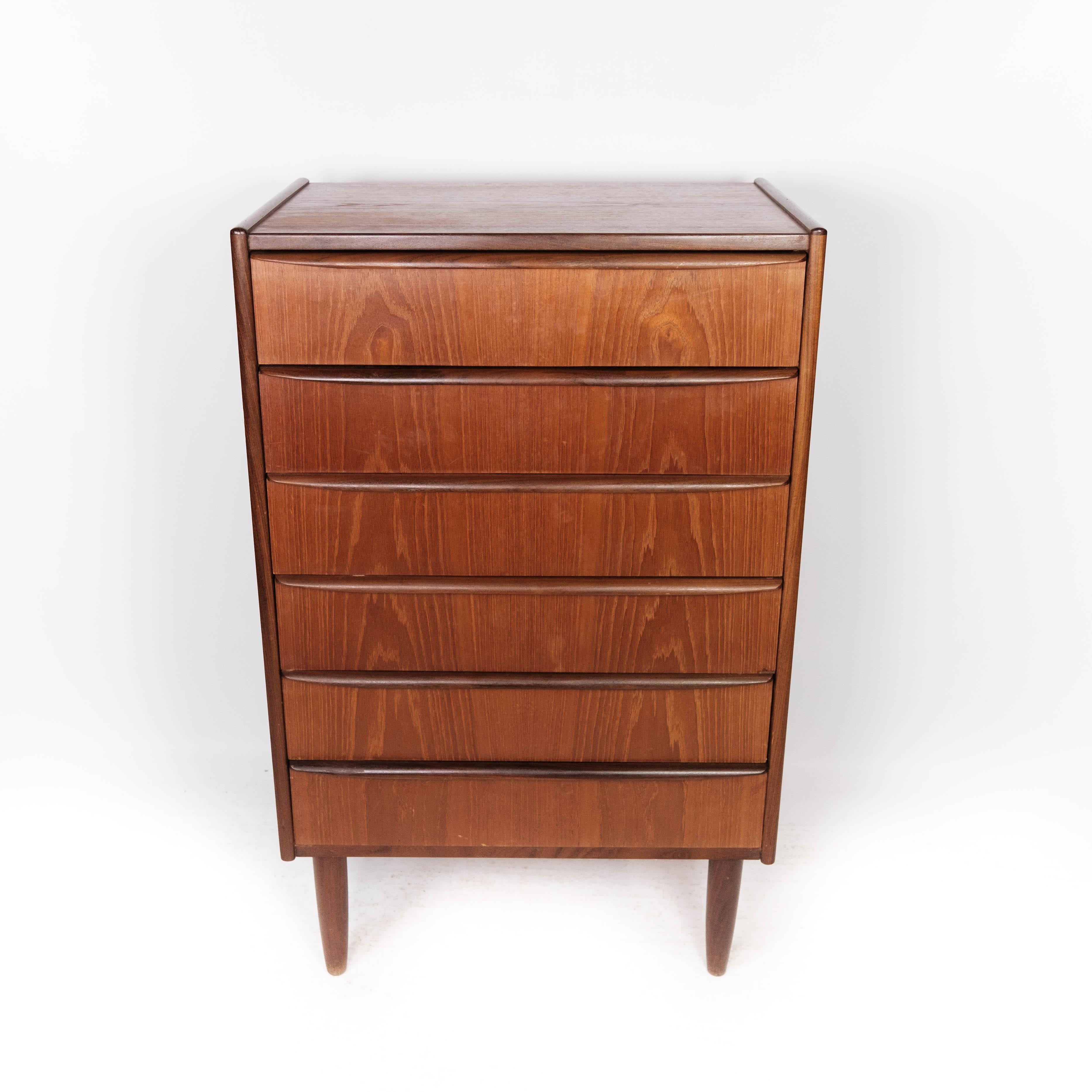Chest of drawers in teak with six drawers, of Danish design from the 1960s. The chest is in great vintage condition.