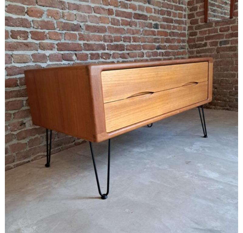 Cassettiera in legno di teak, Danimarca, 1960

Informazioni aggiuntive:
Paese di produzione - Danimarca
Periodo di progettazione - 1960
Periodo di produzione - 1960
Stile - Midcentury / design danese
Materiale - Wood Wood
Colore - Marrone
Dimensioni