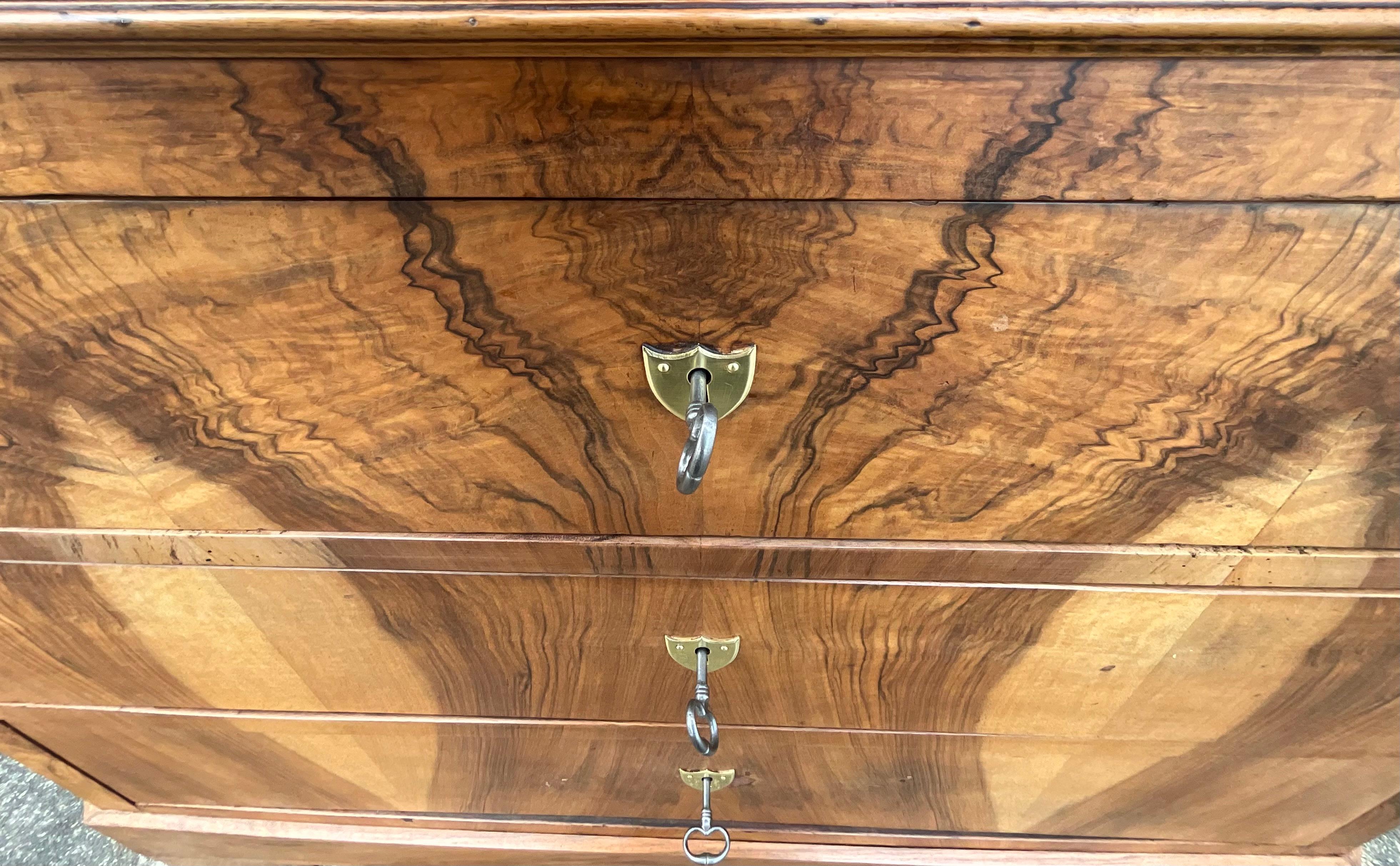 French Chest Of Drawers In Walnut And Burr Walnut, Late 19th Century For Sale
