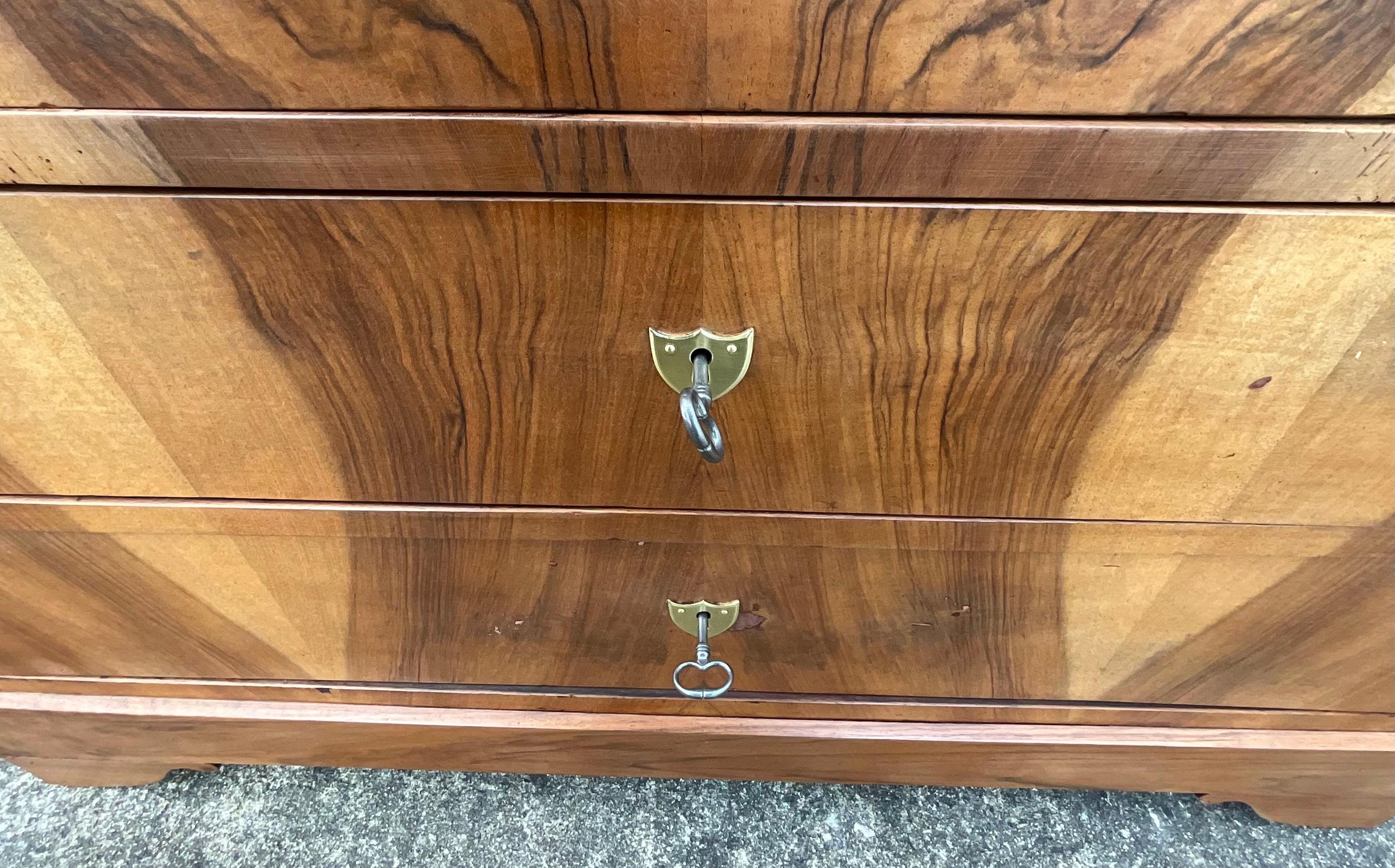 Chest Of Drawers In Walnut And Burr Walnut, Late 19th Century In Good Condition For Sale In SAINT-CLÉMENT-DE-LA-PLACE, FR