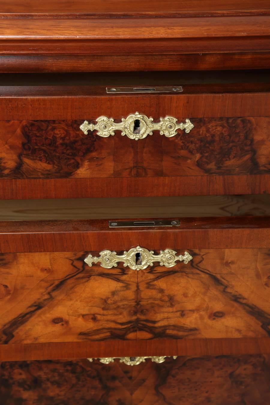 Chest of Drawers in Walnut Root Veneer, circa 1880 For Sale 6