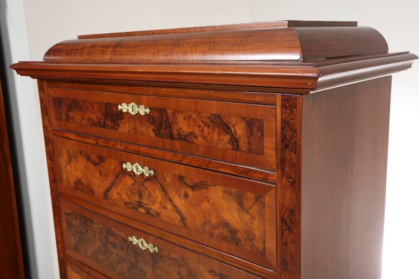 Chest of drawers in walnut root veneer, circa 1880. Caucasian walnut root veneer, professionally restored with respect for original color and patina, and finished in semi gloss lacquer. All keys are included.