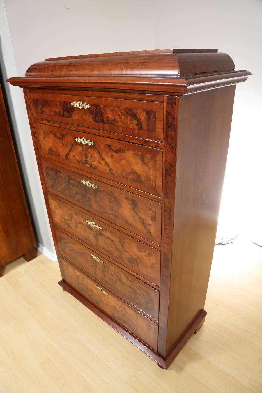 Victorian Chest of Drawers in Walnut Root Veneer, circa 1880 For Sale