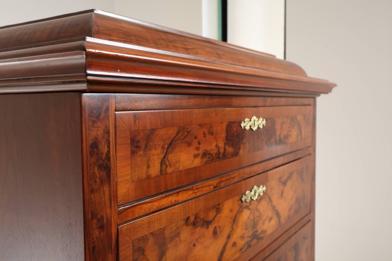 Chest of Drawers in Walnut Root Veneer, circa 1880 In Excellent Condition For Sale In Chicago, IL