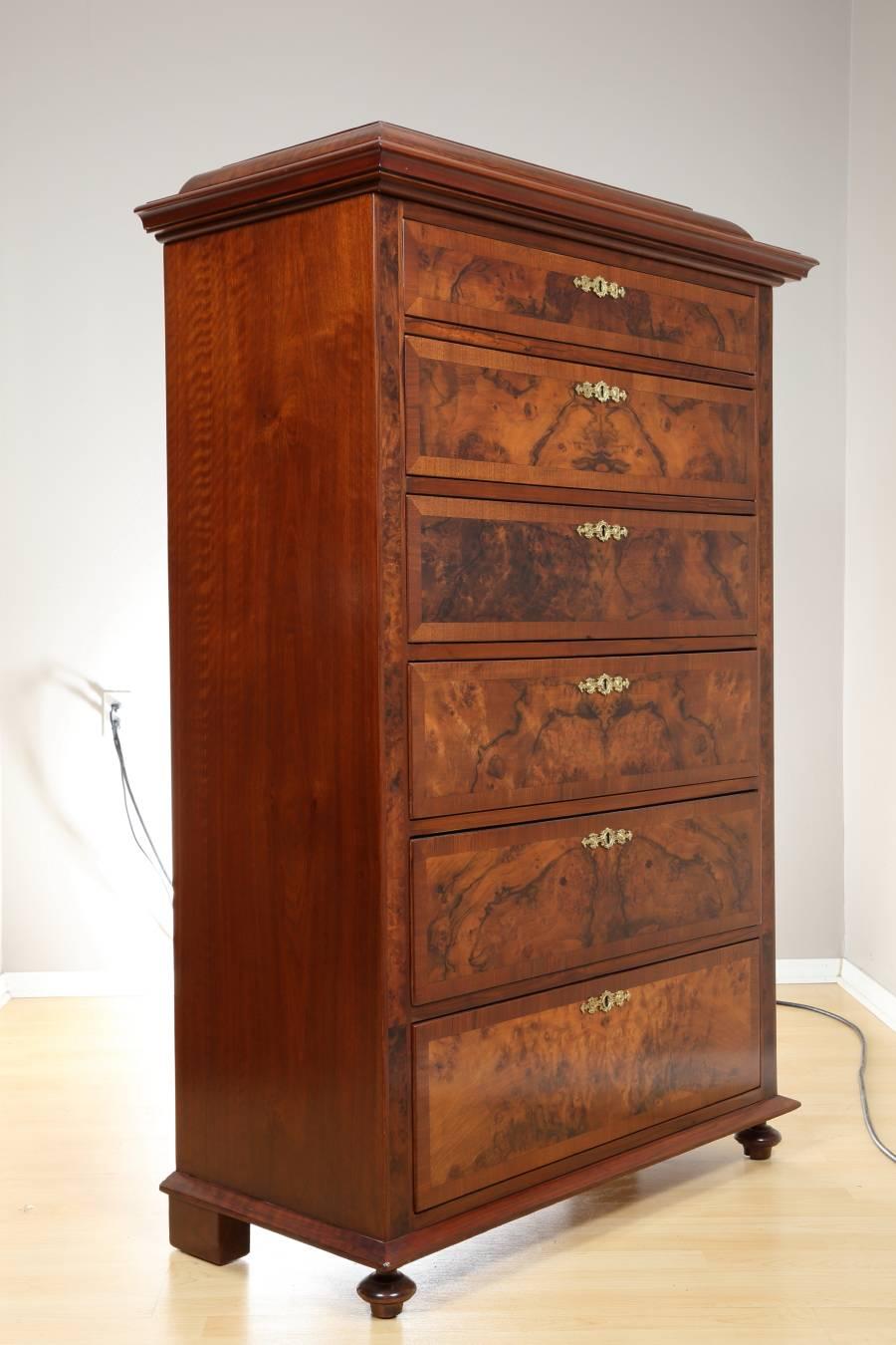 Chest of Drawers in Walnut Root Veneer, circa 1880 For Sale 3