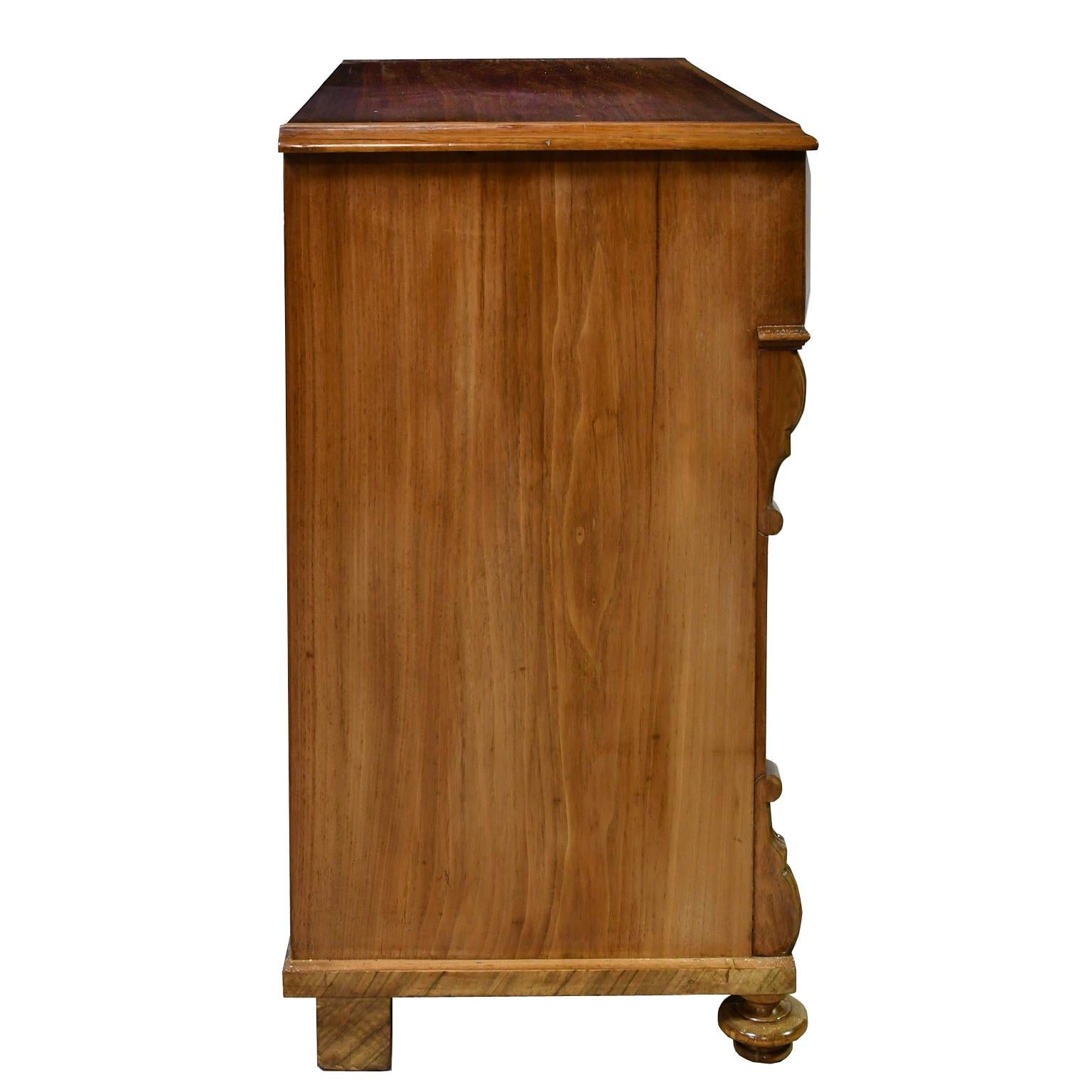 Chest of Drawers in Walnut with Inlays of Burl Walnut, Sweden, circa 1870 In Good Condition In Miami, FL